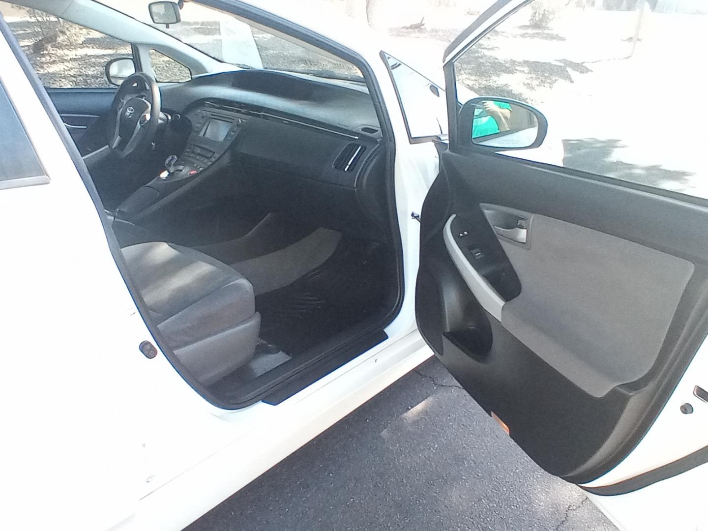 2012 WHITE /gray Toyota Prius Prius II (JTDKN3DU2C5) with an 1.8L L4 DOHC 16V HYBRID engine, Continuously Variable Transmission transmission, located at 323 E Dunlap Ave., Phoenix, AZ, 85020, (602) 331-9000, 33.567677, -112.069000 - 2012 Toyota Prius Prius II,........good condition, Ice cold A/C, No accidents, Power everything, Stereo/cd player, Phone sync, Bluetooth, Clean gray and lite gray interior with gray cloth seats in near perfect condition, power windows, power door locks, clean Arizona title, Runs and Drives Excellen - Photo#12