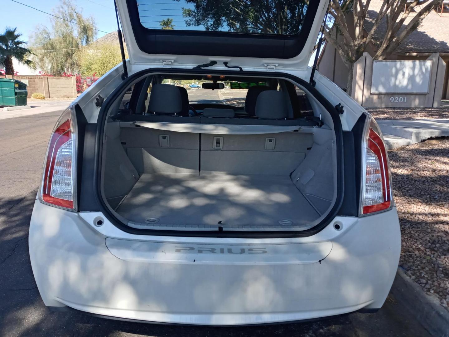 2012 WHITE /gray Toyota Prius Prius II (JTDKN3DU2C5) with an 1.8L L4 DOHC 16V HYBRID engine, Continuously Variable Transmission transmission, located at 323 E Dunlap Ave., Phoenix, AZ, 85020, (602) 331-9000, 33.567677, -112.069000 - 2012 Toyota Prius Prius II,........good condition, Ice cold A/C, No accidents, Power everything, Stereo/cd player, Phone sync, Bluetooth, Clean gray and lite gray interior with gray cloth seats in near perfect condition, power windows, power door locks, clean Arizona title, Runs and Drives Excellen - Photo#16
