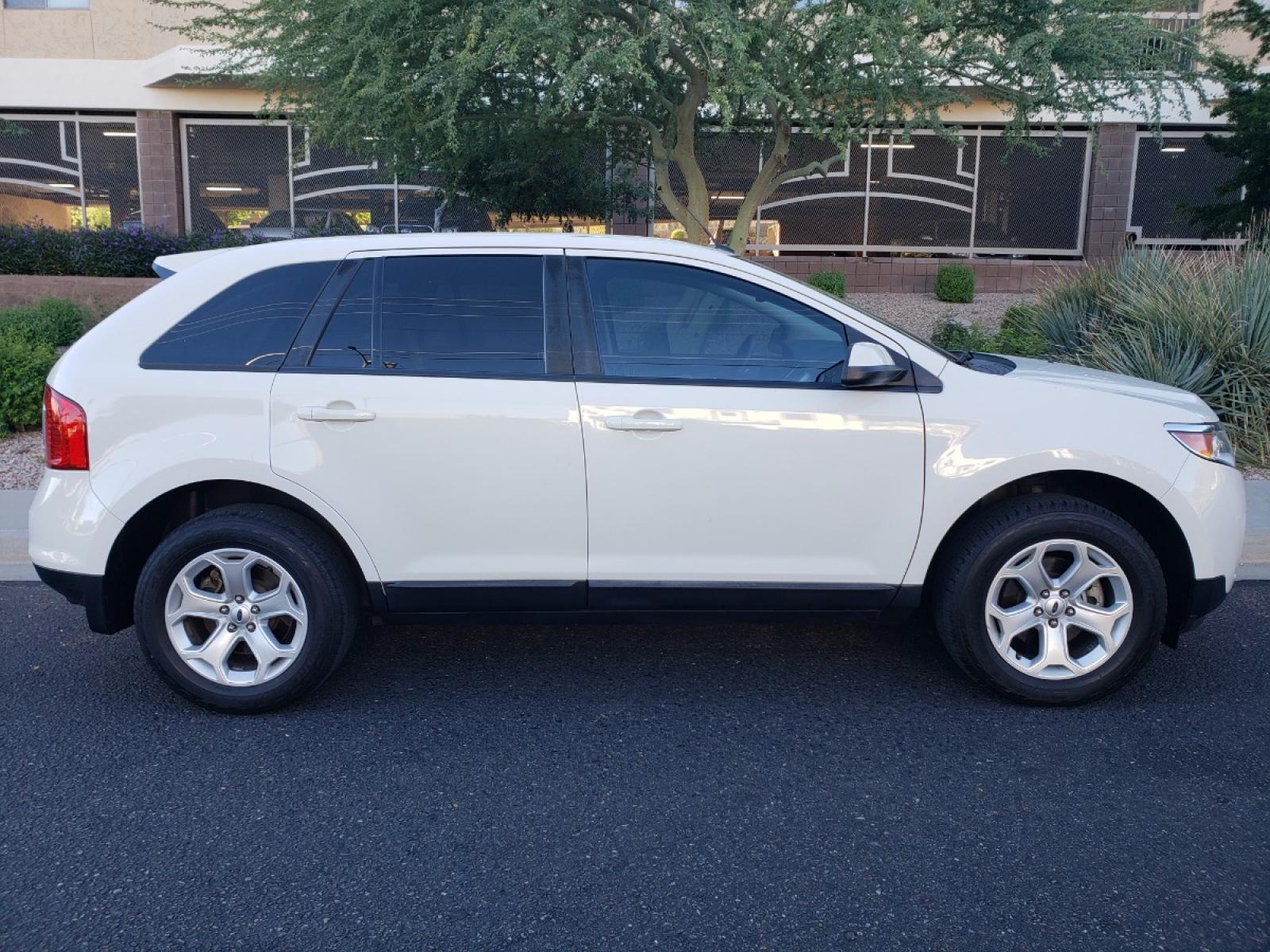 2013 /gray Ford Edge SEL FWD (2FMDK3JC2DB) with an 3.5L V6 DOHC 24V engine, 6-Speed Automatic transmission, located at 323 E Dunlap Ave., Phoenix, AZ, 85020, (602) 331-9000, 33.567677, -112.069000 - 2013 Ford Edge SEL, EXCELLENT condition, Ice Cold A/C front and back, Gray and tan interior with tan cloth seats in near perfect condition, New brakes, Tune up, Stereo/CD player, Phone sync, Bluetooth, Satellite compatible, This suv is gorgeous inside and out, Incredible gas mileage! Arizona title , - Photo #4