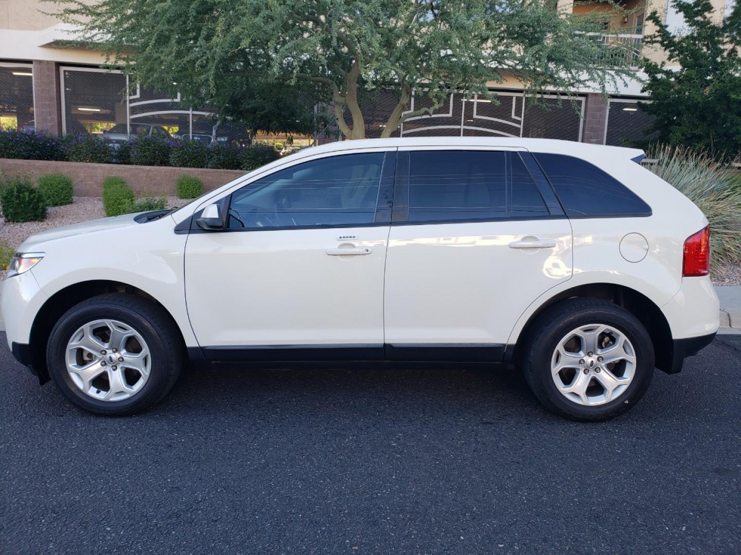 2013 /gray Ford Edge SEL FWD (2FMDK3JC2DB) with an 3.5L V6 DOHC 24V engine, 6-Speed Automatic transmission, located at 323 E Dunlap Ave., Phoenix, AZ, 85020, (602) 331-9000, 33.567677, -112.069000 - 2013 Ford Edge SEL, EXCELLENT condition, Ice Cold A/C front and back, Gray and tan interior with tan cloth seats in near perfect condition, New brakes, Tune up, Stereo/CD player, Phone sync, Bluetooth, Satellite compatible, This suv is gorgeous inside and out, Incredible gas mileage! Arizona title , - Photo#6