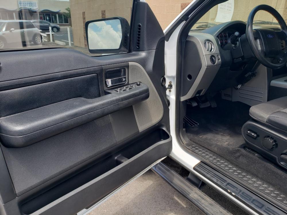 2004 WHITE /black Ford F-150 FX4 SuperCab 4WD (1FTPX14584K) with an 5.4L V6 SOHC 16V engine, 4-Speed Automatic Overdrive transmission, located at 323 E Dunlap Ave., Phoenix, AZ, 85020, (602) 331-9000, 33.567677, -112.069000 - 2004 Ford F-150 FX4,........EXCELLENT condition, No accidents, A MUST SEE!!.... Ice cold a/c, Black interior with Beautiful black cloth seats are in like new condition, Sliding rear window, Beautiful tinted sunroof, Stereo/CD player, Rear receiver, Goodyear Wrangler A/T tires, Running boards, Clean - Photo #8