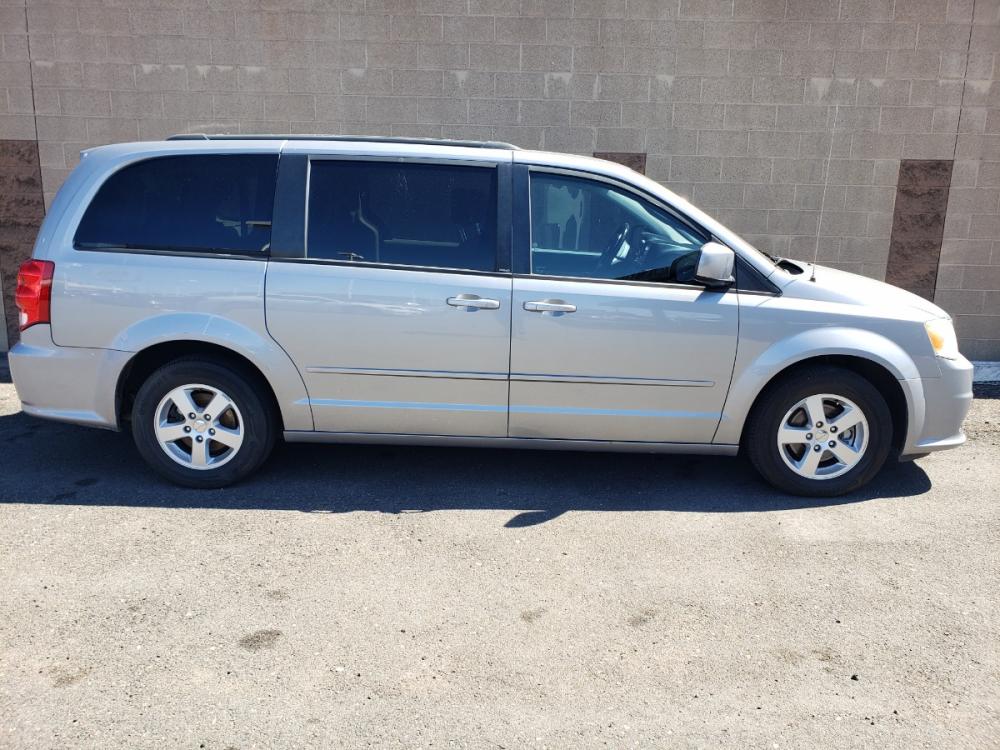 2013 /gray and black Dodge Grand Caravan SXT (2C4RDGCGXDR) with an 3.6L V6 DOHC 24V engine, 6-Speed Automatic transmission, located at 323 E Dunlap Ave., Phoenix, AZ, 85020, (602) 331-9000, 33.567677, -112.069000 - 2013 Dodge Grand Caravan SXT,...... 7-Passenger Van , EXCELLENT condition, A Real Must See!!.... No accidents, Clean inside and out, Ice cold ac, Third row seating, Rear ac second and third seats, Gray and black interior with black cloth seats in good condition and the van is gorgeous. Touch screenS - Photo #4