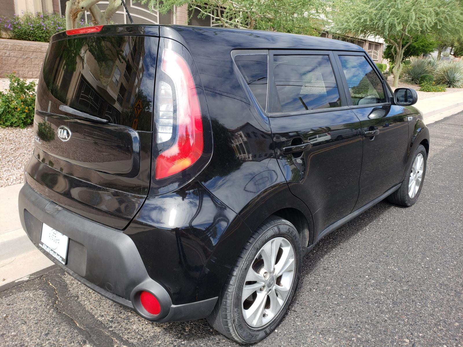 2015 /gray and black Kia Soul + (KNDJP3A57F7) with an 2.0L L4 DOHC 16V engine, 6-Speed Automatic transmission, located at 323 E Dunlap Ave., Phoenix, AZ, 85020, (602) 331-9000, 33.567677, -112.069000 - 2015 Kia Soul,.... A Must See!! No accidents. cold AC. the car is gorgeous inside and out. power windows, power door locks, interior clean black and gray with beautiful black cloth seats in near perfect condition...Stereo, Satellite compatable, Bluetooth, MP3 PLayer, Incredible gas mileage! Clean Ar - Photo #3