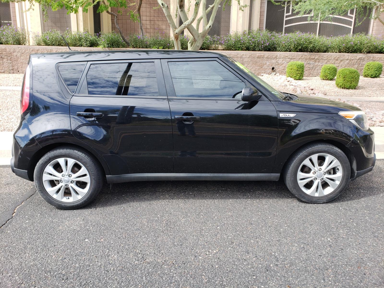 2015 /gray and black Kia Soul + (KNDJP3A57F7) with an 2.0L L4 DOHC 16V engine, 6-Speed Automatic transmission, located at 323 E Dunlap Ave., Phoenix, AZ, 85020, (602) 331-9000, 33.567677, -112.069000 - 2015 Kia Soul,.... A Must See!! No accidents. cold AC. the car is gorgeous inside and out. power windows, power door locks, interior clean black and gray with beautiful black cloth seats in near perfect condition...Stereo, Satellite compatable, Bluetooth, MP3 PLayer, Incredible gas mileage! Clean Ar - Photo #4