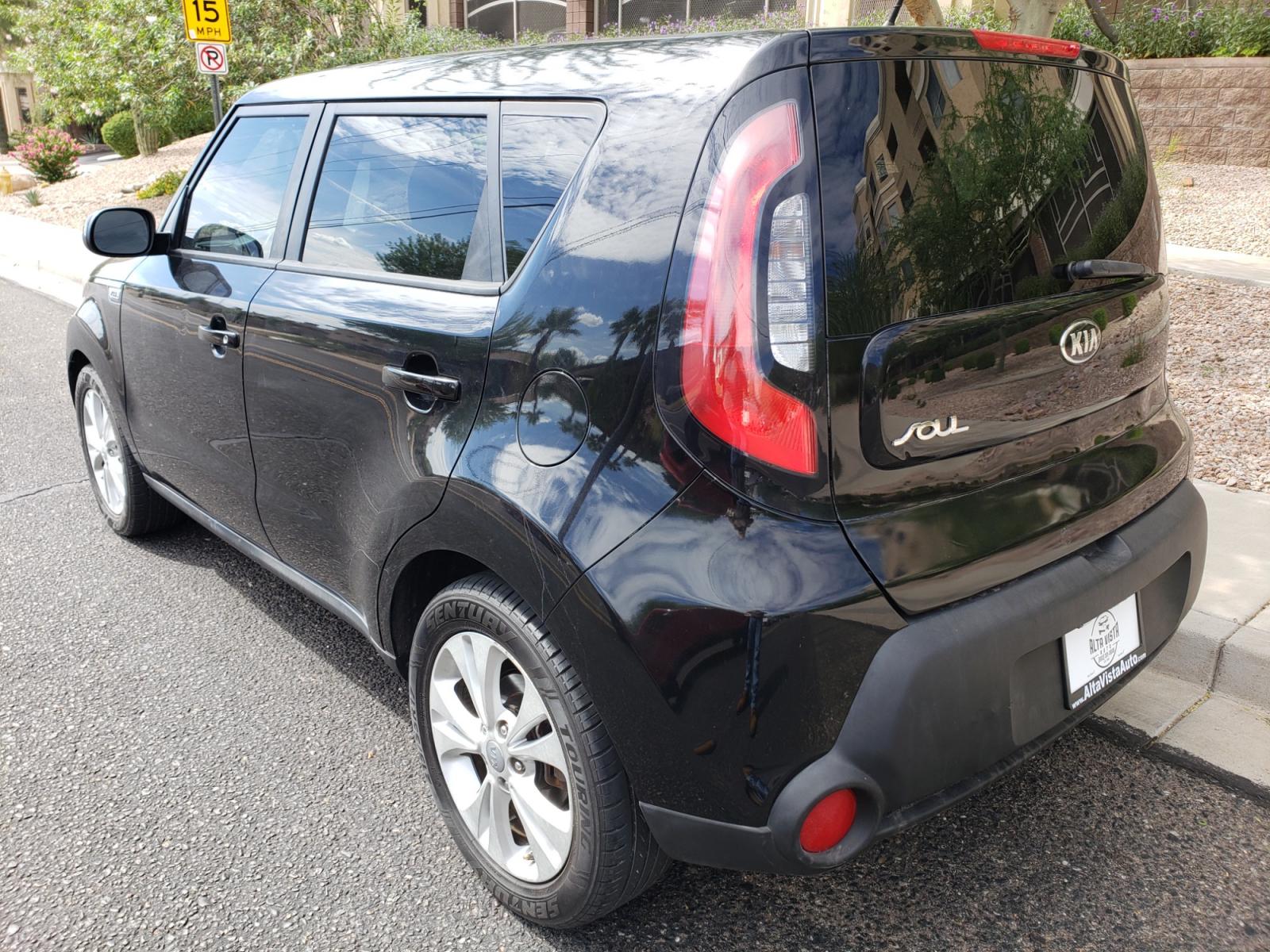 2015 /gray and black Kia Soul + (KNDJP3A57F7) with an 2.0L L4 DOHC 16V engine, 6-Speed Automatic transmission, located at 323 E Dunlap Ave., Phoenix, AZ, 85020, (602) 331-9000, 33.567677, -112.069000 - 2015 Kia Soul,.... A Must See!! No accidents. cold AC. the car is gorgeous inside and out. power windows, power door locks, interior clean black and gray with beautiful black cloth seats in near perfect condition...Stereo, Satellite compatable, Bluetooth, MP3 PLayer, Incredible gas mileage! Clean Ar - Photo #5
