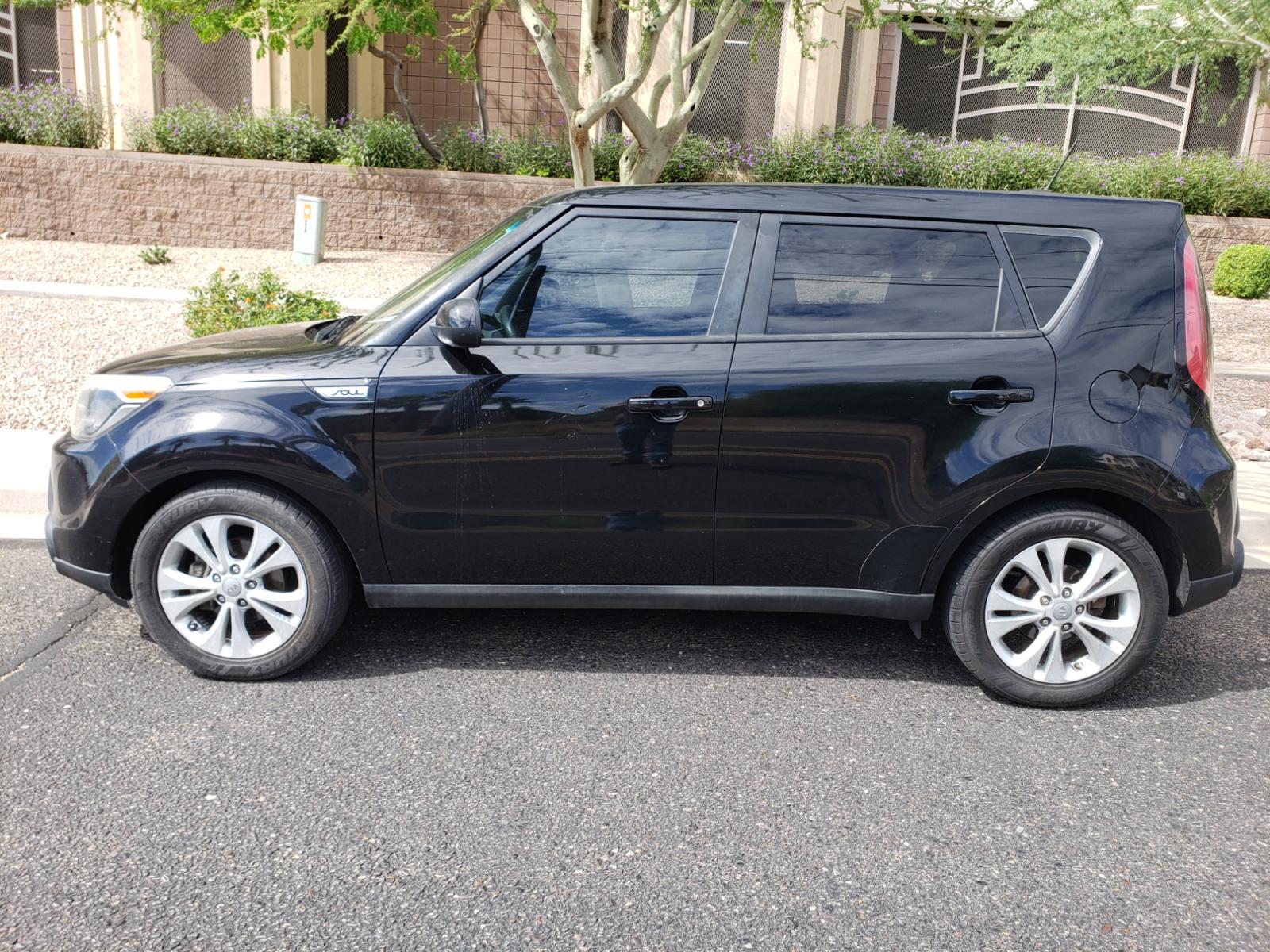 2015 /gray and black Kia Soul + (KNDJP3A57F7) with an 2.0L L4 DOHC 16V engine, 6-Speed Automatic transmission, located at 323 E Dunlap Ave., Phoenix, AZ, 85020, (602) 331-9000, 33.567677, -112.069000 - 2015 Kia Soul,.... A Must See!! No accidents. cold AC. the car is gorgeous inside and out. power windows, power door locks, interior clean black and gray with beautiful black cloth seats in near perfect condition...Stereo, Satellite compatable, Bluetooth, MP3 PLayer, Incredible gas mileage! Clean Ar - Photo #6