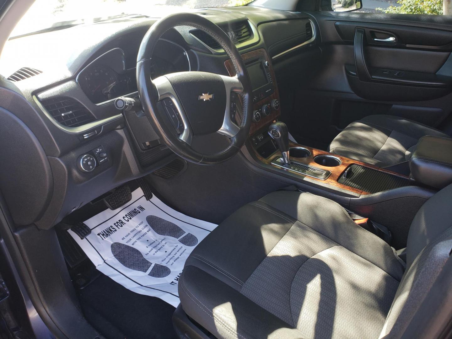 2013 BLUE /gray and black Chevrolet Traverse 1LT FWD (1GNKRGKD1DJ) with an 3.6L V6 DOHC 24V engine, 6-Speed Automatic transmission, located at 323 E Dunlap Ave., Phoenix, AZ, 85020, (602) 331-9000, 33.567677, -112.069000 - 2013 Chevrolet Traverse LT,..... EXCELLENT condition, Cold A/C front and back, Clean black and gray interior with black cloth seats in near perfect condition, Third row seating, New brakes, Tune up, Stereo/CD Player, Bluetooth, Phone sync, Back up camera, Satellite compatible, Cold Rear a/c, No acci - Photo#9