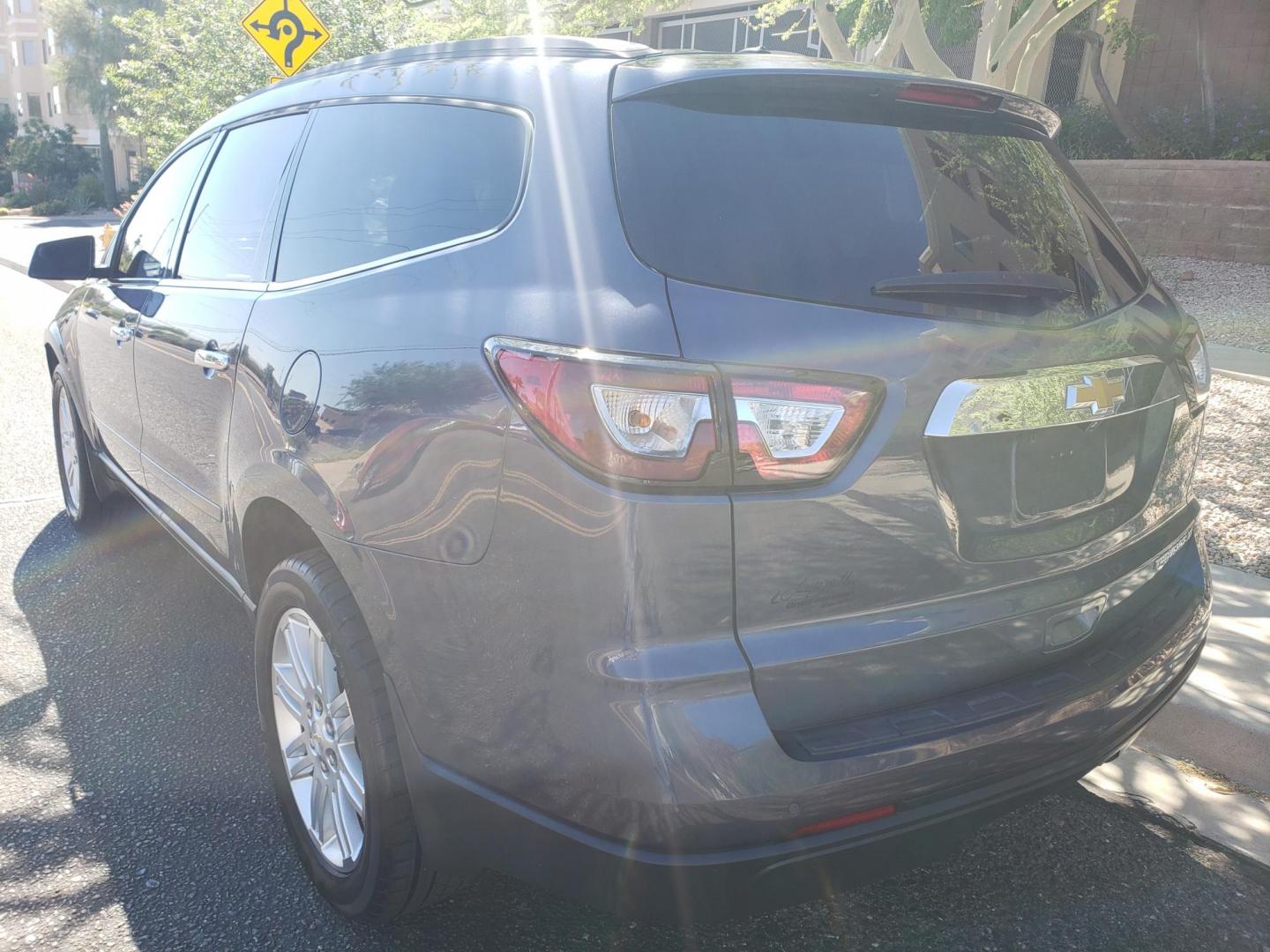 2013 BLUE /gray and black Chevrolet Traverse 1LT FWD (1GNKRGKD1DJ) with an 3.6L V6 DOHC 24V engine, 6-Speed Automatic transmission, located at 323 E Dunlap Ave., Phoenix, AZ, 85020, (602) 331-9000, 33.567677, -112.069000 - 2013 Chevrolet Traverse LT,..... EXCELLENT condition, Cold A/C front and back, Clean black and gray interior with black cloth seats in near perfect condition, Third row seating, New brakes, Tune up, Stereo/CD Player, Bluetooth, Phone sync, Back up camera, Satellite compatible, Cold Rear a/c, No acci - Photo#5