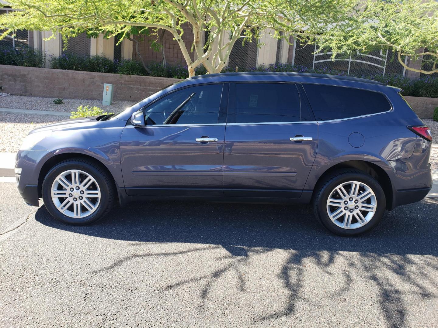 2013 BLUE /gray and black Chevrolet Traverse 1LT FWD (1GNKRGKD1DJ) with an 3.6L V6 DOHC 24V engine, 6-Speed Automatic transmission, located at 323 E Dunlap Ave., Phoenix, AZ, 85020, (602) 331-9000, 33.567677, -112.069000 - 2013 Chevrolet Traverse LT,..... EXCELLENT condition, Cold A/C front and back, Clean black and gray interior with black cloth seats in near perfect condition, Third row seating, New brakes, Tune up, Stereo/CD Player, Bluetooth, Phone sync, Back up camera, Satellite compatible, Cold Rear a/c, No acci - Photo#6
