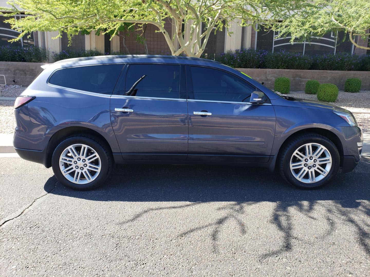 2013 BLUE /gray and black Chevrolet Traverse 1LT FWD (1GNKRGKD1DJ) with an 3.6L V6 DOHC 24V engine, 6-Speed Automatic transmission, located at 323 E Dunlap Ave., Phoenix, AZ, 85020, (602) 331-9000, 33.567677, -112.069000 - 2013 Chevrolet Traverse LT,..... EXCELLENT condition, Cold A/C front and back, Clean black and gray interior with black cloth seats in near perfect condition, Third row seating, New brakes, Tune up, Stereo/CD Player, Bluetooth, Phone sync, Back up camera, Satellite compatible, Cold Rear a/c, No acci - Photo#4