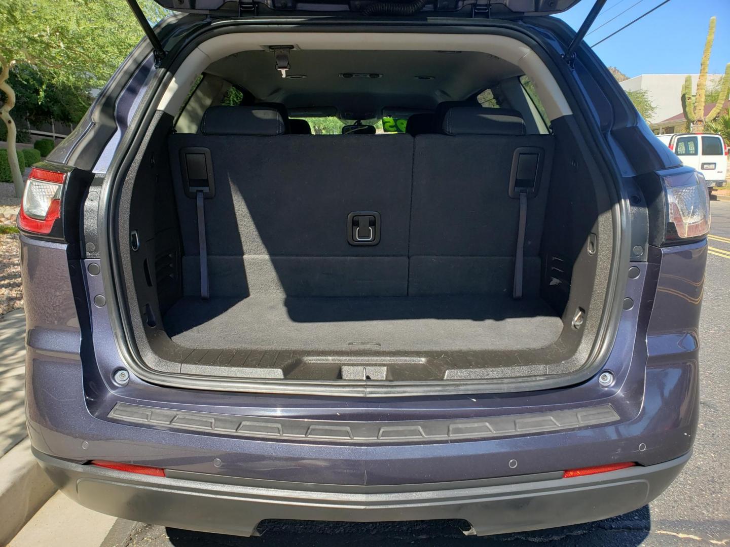 2013 BLUE /gray and black Chevrolet Traverse 1LT FWD (1GNKRGKD1DJ) with an 3.6L V6 DOHC 24V engine, 6-Speed Automatic transmission, located at 323 E Dunlap Ave., Phoenix, AZ, 85020, (602) 331-9000, 33.567677, -112.069000 - 2013 Chevrolet Traverse LT,..... EXCELLENT condition, Cold A/C front and back, Clean black and gray interior with black cloth seats in near perfect condition, Third row seating, New brakes, Tune up, Stereo/CD Player, Bluetooth, Phone sync, Back up camera, Satellite compatible, Cold Rear a/c, No acci - Photo#18