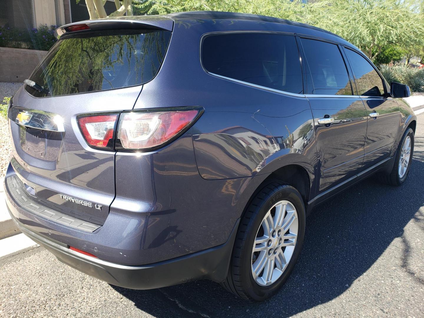 2013 BLUE /gray and black Chevrolet Traverse 1LT FWD (1GNKRGKD1DJ) with an 3.6L V6 DOHC 24V engine, 6-Speed Automatic transmission, located at 323 E Dunlap Ave., Phoenix, AZ, 85020, (602) 331-9000, 33.567677, -112.069000 - 2013 Chevrolet Traverse LT,..... EXCELLENT condition, Cold A/C front and back, Clean black and gray interior with black cloth seats in near perfect condition, Third row seating, New brakes, Tune up, Stereo/CD Player, Bluetooth, Phone sync, Back up camera, Satellite compatible, Cold Rear a/c, No acci - Photo#3