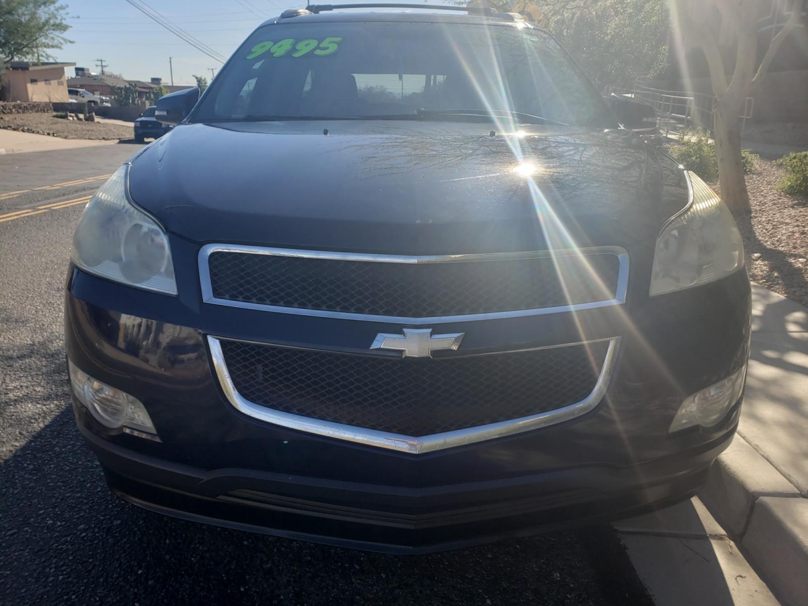 2011 /gray and black Chevrolet Traverse LT FWD ( 1GNKRGED5B) with an 3.6L V6 DOHC 24V engine, 6-Speed Automatic transmission, located at 323 E Dunlap Ave., Phoenix, AZ, 85020, (602) 331-9000, 33.567677, -112.069000 - 2011 Chevrolet Traverse LT,....... EXCELLENT condition, Cold A/C front and back, Clean black and gray interior with black cloth seats in near perfect condition, Third row seating, New brakes, Tune up, Stereo/CD Player, Cold Rear a/c, No accidents. the car is gorgeous inside and out. Incredible gas m - Photo #1