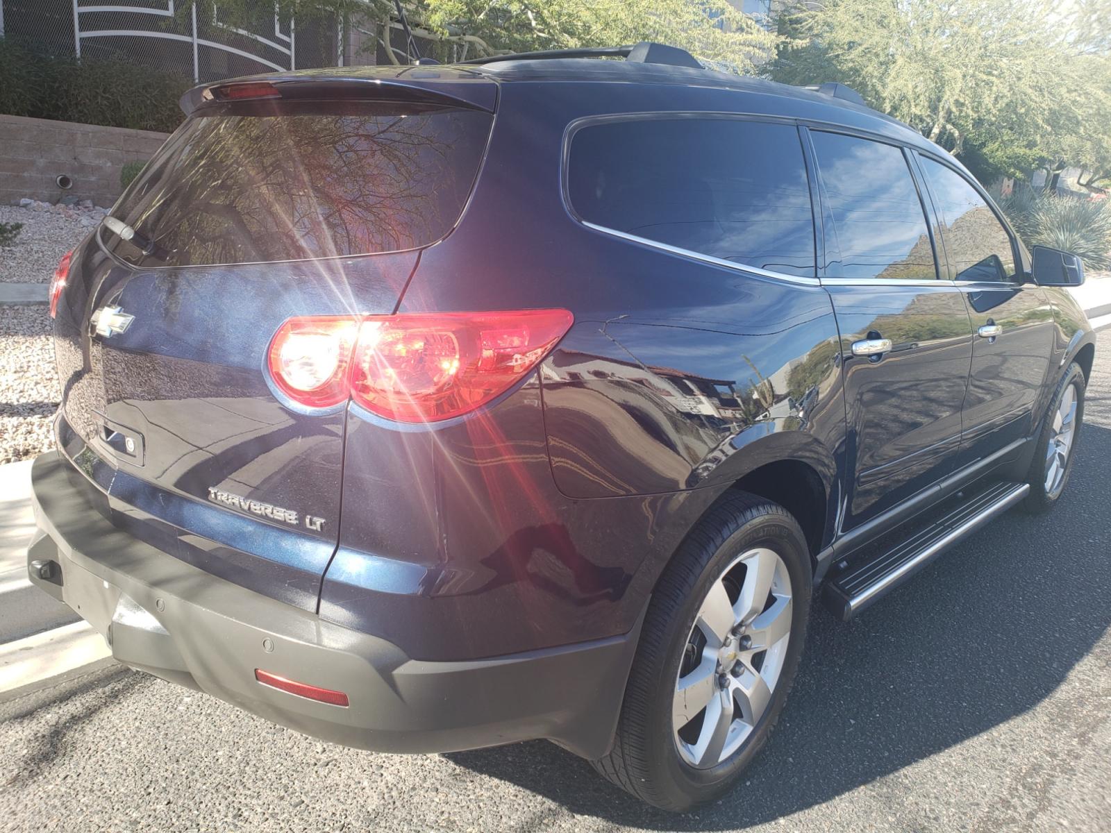 2011 /gray and black Chevrolet Traverse LT FWD ( 1GNKRGED5B) with an 3.6L V6 DOHC 24V engine, 6-Speed Automatic transmission, located at 323 E Dunlap Ave., Phoenix, AZ, 85020, (602) 331-9000, 33.567677, -112.069000 - 2011 Chevrolet Traverse LT,....... EXCELLENT condition, Cold A/C front and back, Clean black and gray interior with black cloth seats in near perfect condition, Third row seating, New brakes, Tune up, Stereo/CD Player, Cold Rear a/c, No accidents. the car is gorgeous inside and out. Incredible gas m - Photo #3