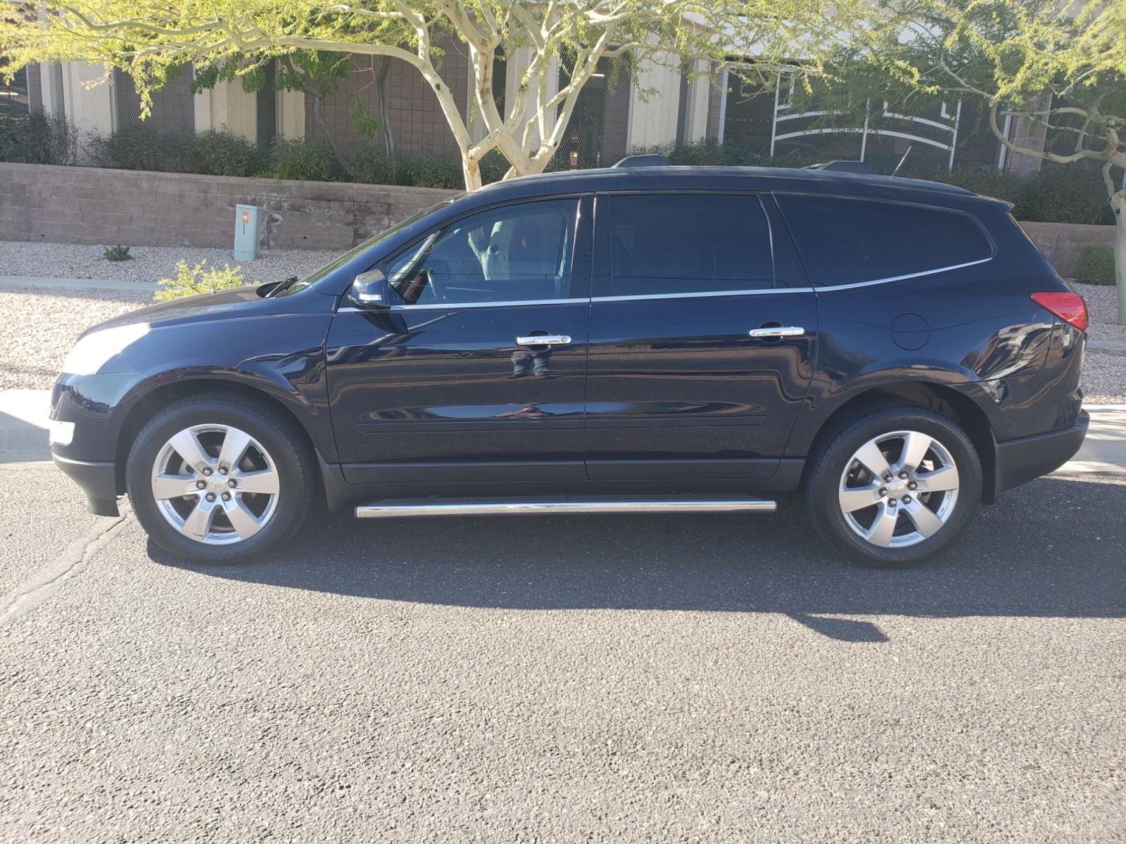 2011 /gray and black Chevrolet Traverse LT FWD ( 1GNKRGED5B) with an 3.6L V6 DOHC 24V engine, 6-Speed Automatic transmission, located at 323 E Dunlap Ave., Phoenix, AZ, 85020, (602) 331-9000, 33.567677, -112.069000 - 2011 Chevrolet Traverse LT,....... EXCELLENT condition, Cold A/C front and back, Clean black and gray interior with black cloth seats in near perfect condition, Third row seating, New brakes, Tune up, Stereo/CD Player, Cold Rear a/c, No accidents. the car is gorgeous inside and out. Incredible gas m - Photo #6