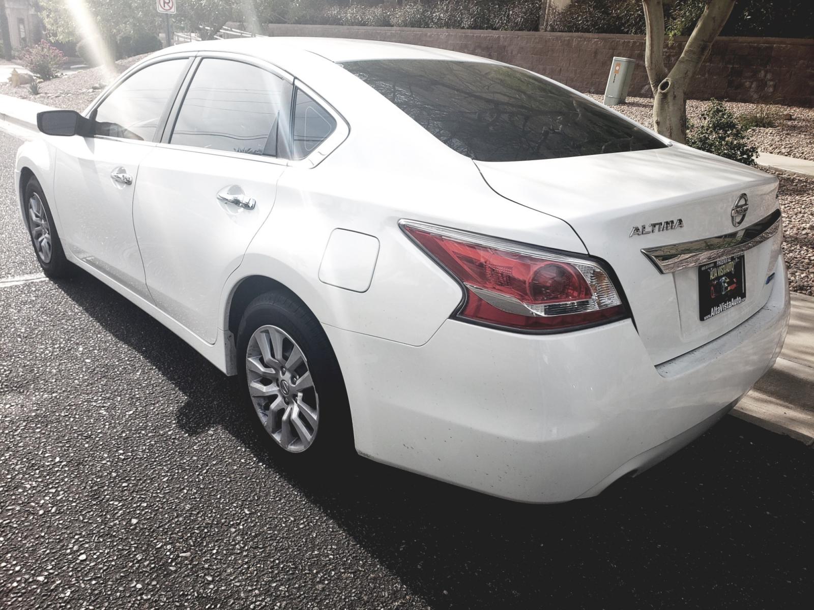 2014 /gray and black Nissan Altima 2.5 SL (1N4AL3AP7EN) with an 2.5L L4 DOHC 16V engine, Continuously Variable Transmission transmission, located at 323 E Dunlap Ave., Phoenix, AZ, 85020, (602) 331-9000, 33.567677, -112.069000 - 2014 Nissan Altima S,....... EXCELLENT condition, No accidents, Ice Cold A/C, Interior clean black and gray with beautiful black cloth seats in near perfect condition, New brakes, Tune up, Stereo/CD Player, Bluetooth, The car is gorgeous inside and out, Incredible gas mileage! Clean Arizona title, R - Photo #5