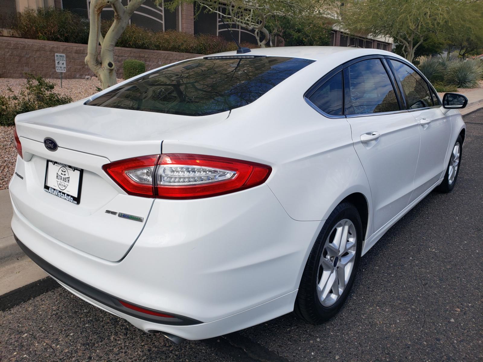 2014 WHITE /tan Ford Fusion SE (3FA6P0H74ER) with an 2.5L L4 DOHC 16V engine, 6-Speed Automatic transmission, located at 323 E Dunlap Ave., Phoenix, AZ, 85020, (602) 331-9000, 33.567677, -112.069000 - 2014 Ford Fusion SE,........EXCELLENT condition, A Real Must See!!.... No accidents, Power everything, Stereo/cd player, Phone sync, Bluetooth, Satellite compatible, Ice cold ac, Clean Tan and Black interior with Tan cloth seats in near perfect condition, power windows, power door locks, clean Arizo - Photo #3