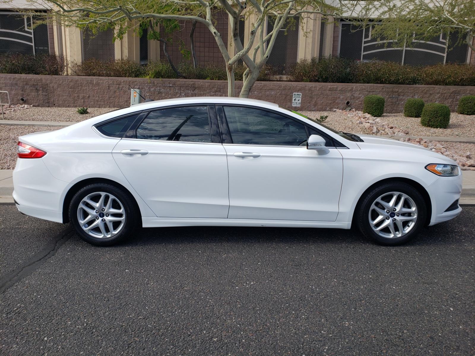 2014 WHITE /tan Ford Fusion SE (3FA6P0H74ER) with an 2.5L L4 DOHC 16V engine, 6-Speed Automatic transmission, located at 323 E Dunlap Ave., Phoenix, AZ, 85020, (602) 331-9000, 33.567677, -112.069000 - 2014 Ford Fusion SE,........EXCELLENT condition, A Real Must See!!.... No accidents, Power everything, Stereo/cd player, Phone sync, Bluetooth, Satellite compatible, Ice cold ac, Clean Tan and Black interior with Tan cloth seats in near perfect condition, power windows, power door locks, clean Arizo - Photo #4