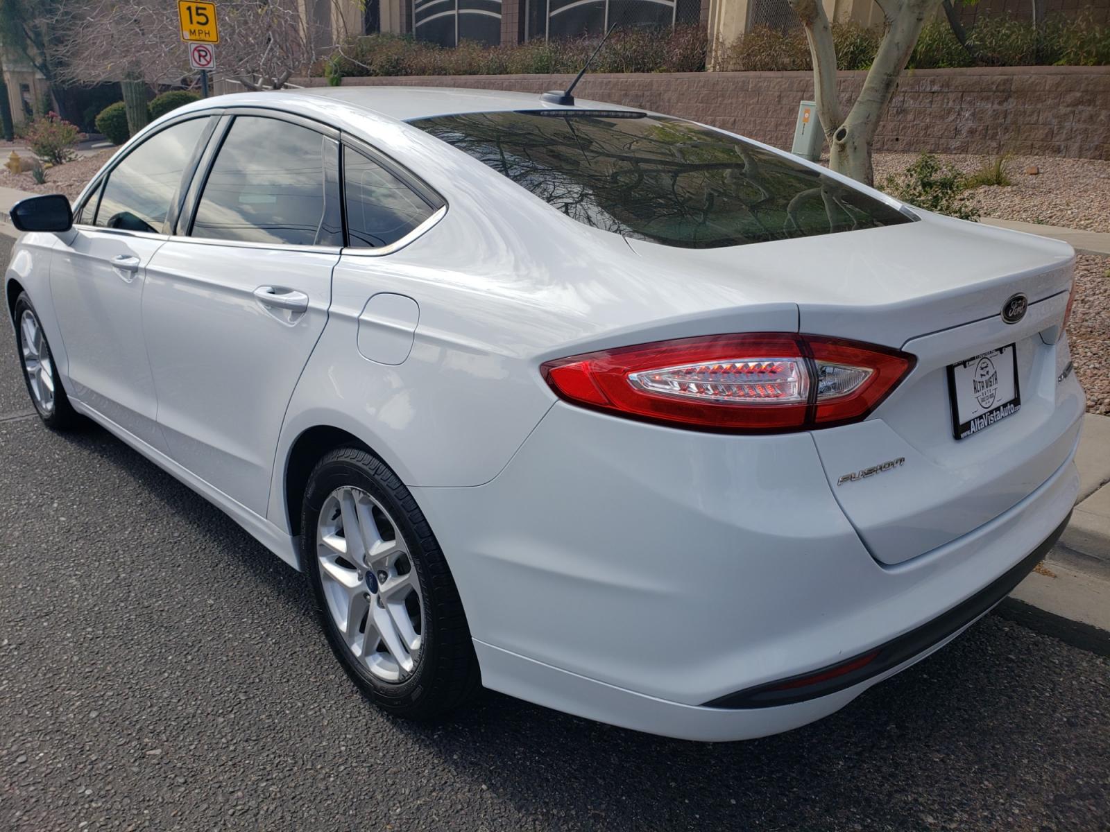 2014 WHITE /tan Ford Fusion SE (3FA6P0H74ER) with an 2.5L L4 DOHC 16V engine, 6-Speed Automatic transmission, located at 323 E Dunlap Ave., Phoenix, AZ, 85020, (602) 331-9000, 33.567677, -112.069000 - 2014 Ford Fusion SE,........EXCELLENT condition, A Real Must See!!.... No accidents, Power everything, Stereo/cd player, Phone sync, Bluetooth, Satellite compatible, Ice cold ac, Clean Tan and Black interior with Tan cloth seats in near perfect condition, power windows, power door locks, clean Arizo - Photo #5