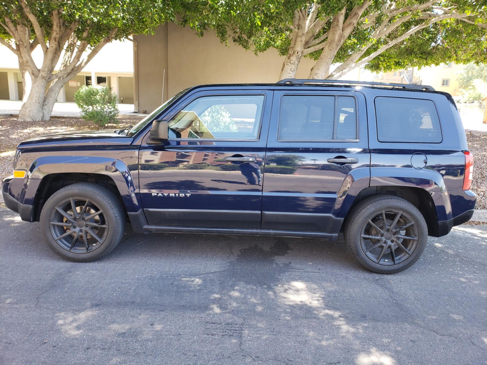 2016 /gray and black Jeep Patriot Sport 2WD (1C4NJPBA1GD) with an 2.0L L4 DOHC 16V engine, 6-Speed Manuel Overdrive transmission, located at 323 E Dunlap Ave., Phoenix, AZ, 85020, (602) 331-9000, 33.567677, -112.069000 - 2016 Jeep Patriot Sport SE,.......EXCELLENT condition, ONLY 114K MILES...... Ice Cold A/C, Black and gray interior with black cloth seats in near perfect condition, New brakes, Tune up, Stereo/CD player, satellite compatible, This suv is gorgeous inside and out, Incredible gas mileage! Arizona title - Photo #6