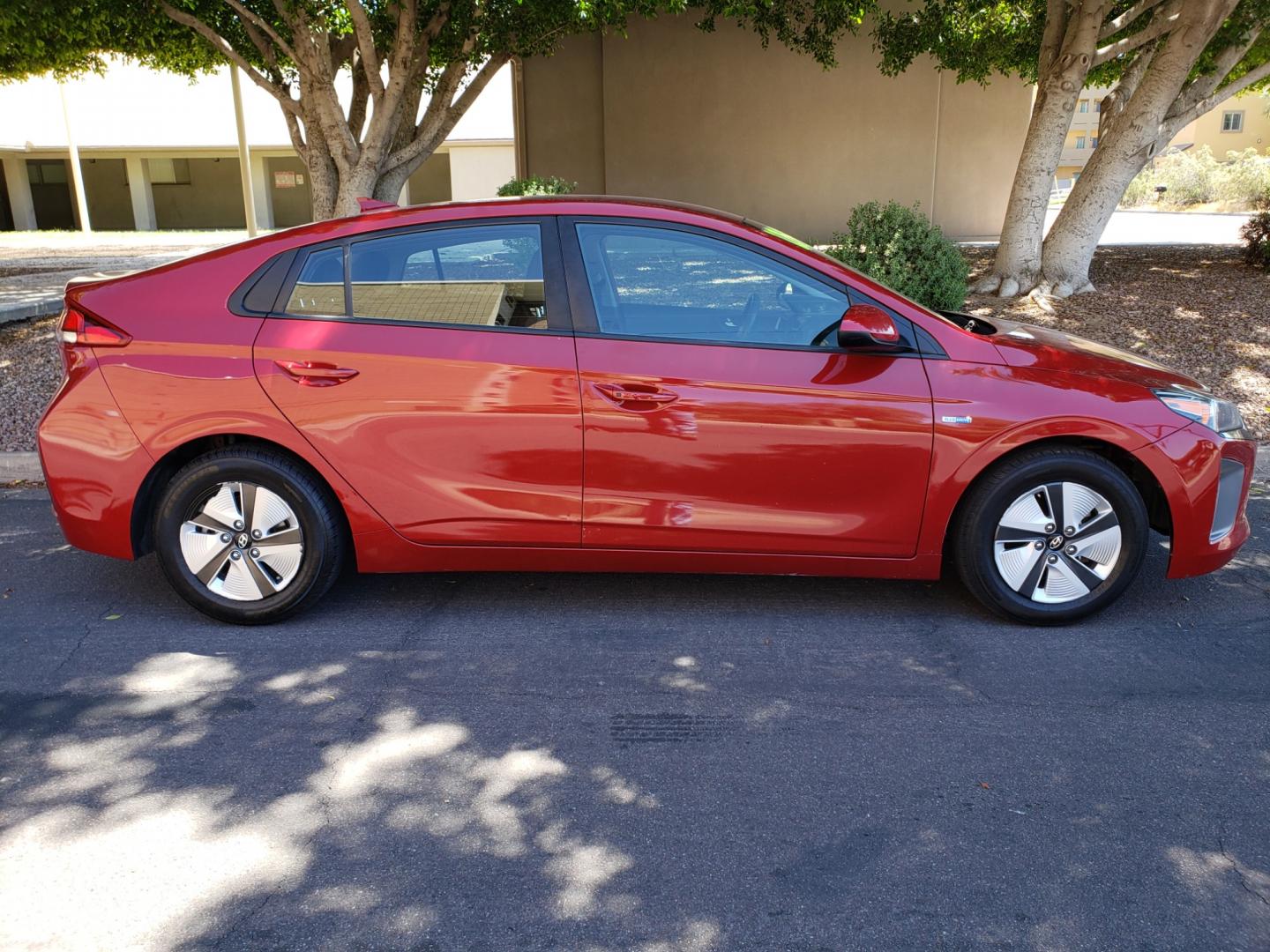 2019 /gray and lite gray Hyundai Ioniq Hybrid Blue (KMHC65LC7KU) with an 1.6L L4 DOHC 16V HYBRID engine, 6A transmission, located at 323 E Dunlap Ave., Phoenix, AZ, 85020, (602) 331-9000, 33.567677, -112.069000 - 2019 Hyundai Ioniq Hybrid,......A Must See!! No accidents, Ice cold AC. The car is gorgeous inside and out. Power windows, Power door locks, Touch screen Stereo, Phone sync, Bluetooth, Satellite compatible, backup camera, Beautiful gray and lite gray interior with dark gray cloth seats in near perfe - Photo#4