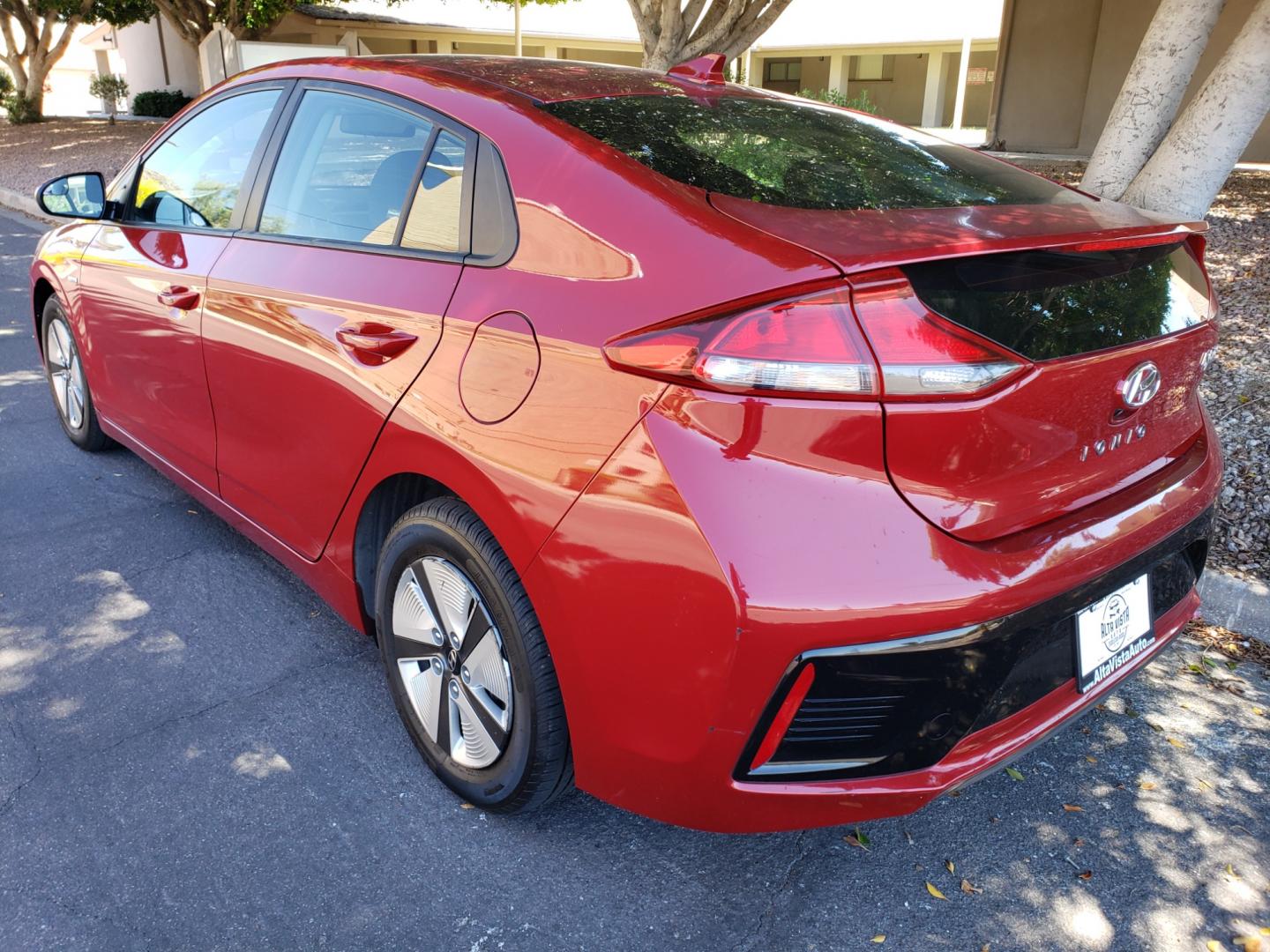2019 /gray and lite gray Hyundai Ioniq Hybrid Blue (KMHC65LC7KU) with an 1.6L L4 DOHC 16V HYBRID engine, 6A transmission, located at 323 E Dunlap Ave., Phoenix, AZ, 85020, (602) 331-9000, 33.567677, -112.069000 - 2019 Hyundai Ioniq Hybrid,......A Must See!! No accidents, Ice cold AC. The car is gorgeous inside and out. Power windows, Power door locks, Touch screen Stereo, Phone sync, Bluetooth, Satellite compatible, backup camera, Beautiful gray and lite gray interior with dark gray cloth seats in near perfe - Photo#5