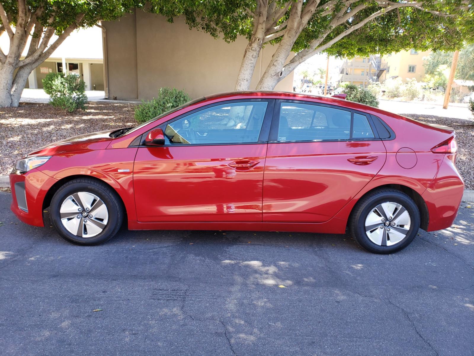 2019 /gray and lite gray Hyundai Ioniq Hybrid Blue (KMHC65LC7KU) with an 1.6L L4 DOHC 16V HYBRID engine, 6A transmission, located at 323 E Dunlap Ave., Phoenix, AZ, 85020, (602) 331-9000, 33.567677, -112.069000 - 2019 Hyundai Ioniq Hybrid,......A Must See!! No accidents, Ice cold AC. The car is gorgeous inside and out. Power windows, Power door locks, Touch screen Stereo, Phone sync, Bluetooth, Satellite compatible, backup camera, Beautiful gray and lite gray interior with dark gray cloth seats in near perfe - Photo #6
