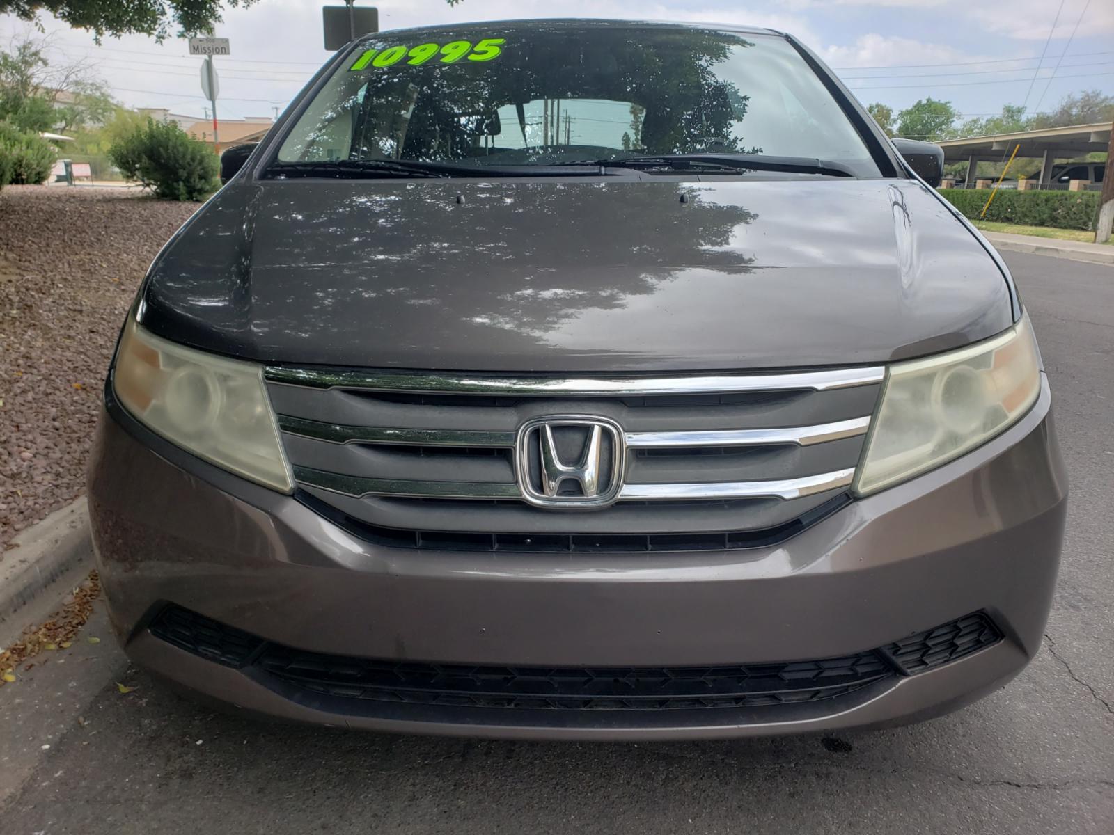 2011 /gray Honda Odyssey EX-L (5FNRL5H63BB) with an 3.5L V6 SOHC 24V engine, 5-Speed Automatic transmission, located at 323 E Dunlap Ave., Phoenix, AZ, 85020, (602) 331-9000, 33.567677, -112.069000 - 2011 Honda Odyssey EX-L,....... EXCELLENT condition, A Real Must See!!.... No accidents, Clean inside and out, Ice cold ac, Third row seating, Rear ac second and third seats, Gray interior with gray leather seats in good condition and the van is gorgeous. Stereo/cd player, satellite compatible, Blue - Photo #1