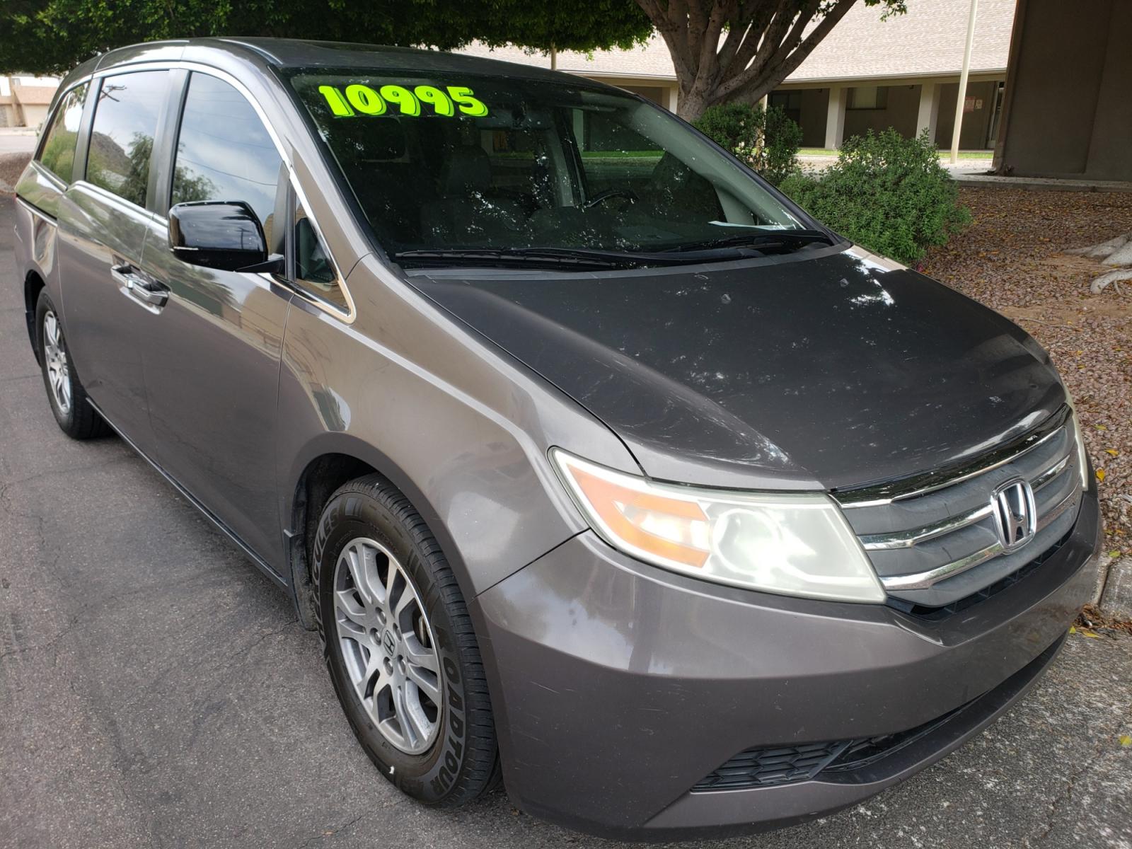 2011 /gray Honda Odyssey EX-L (5FNRL5H63BB) with an 3.5L V6 SOHC 24V engine, 5-Speed Automatic transmission, located at 323 E Dunlap Ave., Phoenix, AZ, 85020, (602) 331-9000, 33.567677, -112.069000 - 2011 Honda Odyssey EX-L,....... EXCELLENT condition, A Real Must See!!.... No accidents, Clean inside and out, Ice cold ac, Third row seating, Rear ac second and third seats, Gray interior with gray leather seats in good condition and the van is gorgeous. Stereo/cd player, satellite compatible, Blue - Photo #2