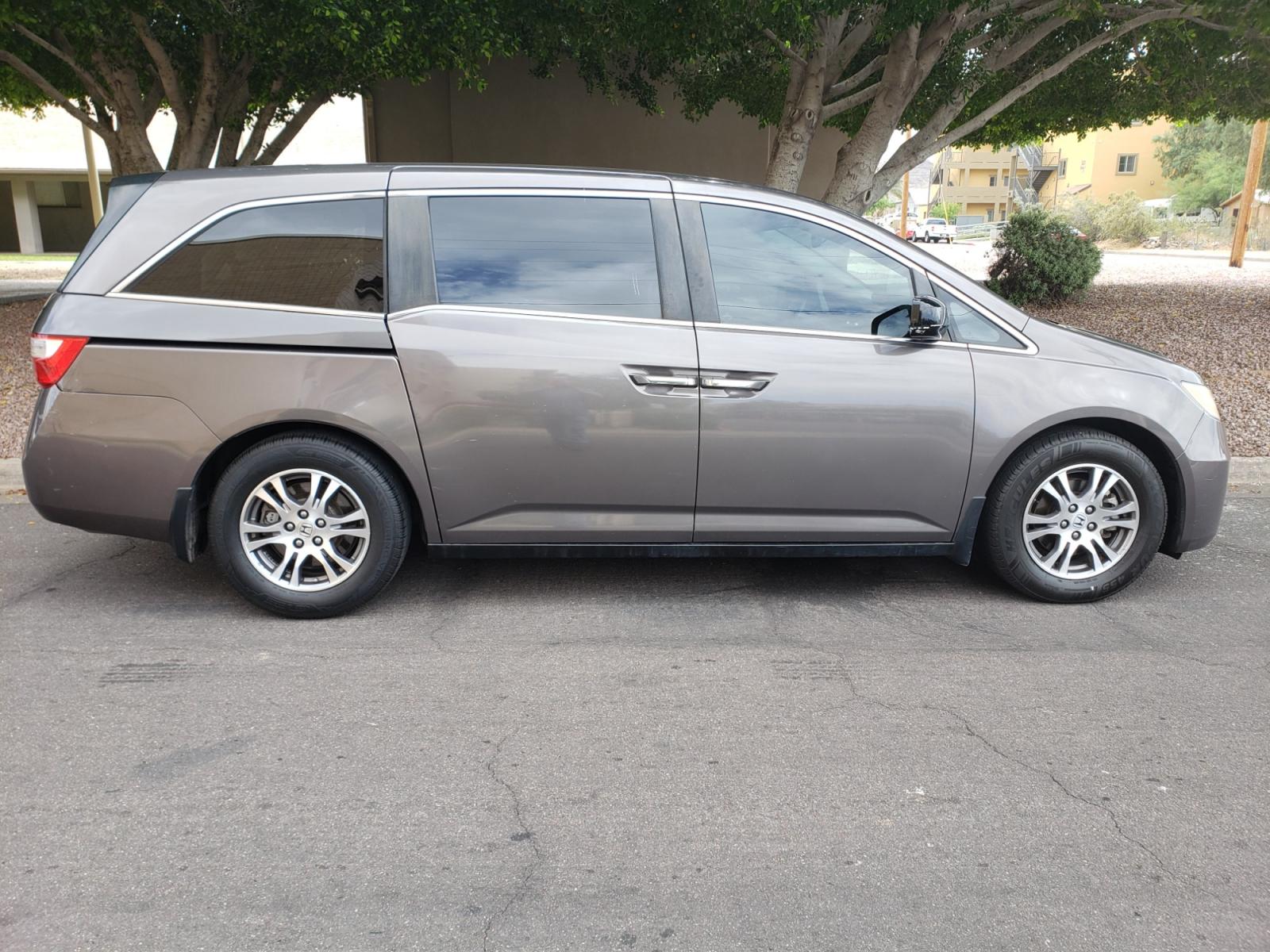 2011 /gray Honda Odyssey EX-L (5FNRL5H63BB) with an 3.5L V6 SOHC 24V engine, 5-Speed Automatic transmission, located at 323 E Dunlap Ave., Phoenix, AZ, 85020, (602) 331-9000, 33.567677, -112.069000 - 2011 Honda Odyssey EX-L,....... EXCELLENT condition, A Real Must See!!.... No accidents, Clean inside and out, Ice cold ac, Third row seating, Rear ac second and third seats, Gray interior with gray leather seats in good condition and the van is gorgeous. Stereo/cd player, satellite compatible, Blue - Photo #4