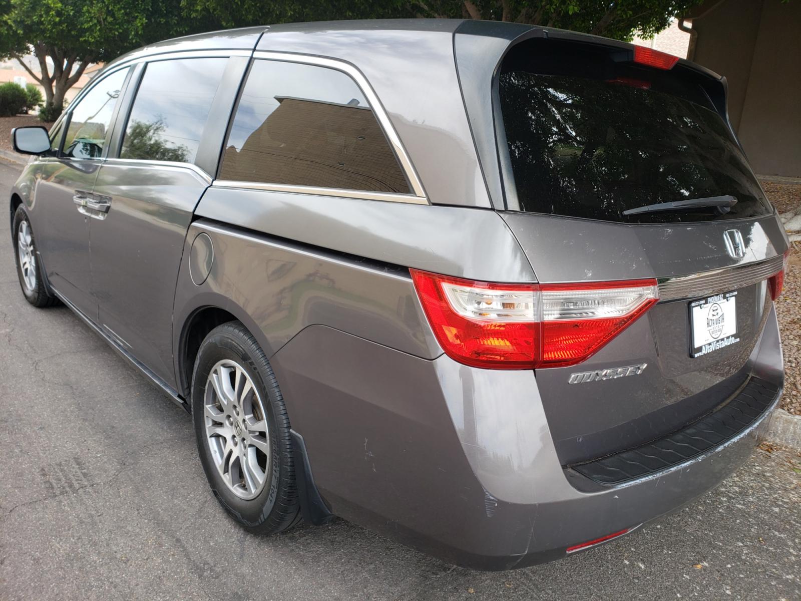 2011 /gray Honda Odyssey EX-L (5FNRL5H63BB) with an 3.5L V6 SOHC 24V engine, 5-Speed Automatic transmission, located at 323 E Dunlap Ave., Phoenix, AZ, 85020, (602) 331-9000, 33.567677, -112.069000 - 2011 Honda Odyssey EX-L,....... EXCELLENT condition, A Real Must See!!.... No accidents, Clean inside and out, Ice cold ac, Third row seating, Rear ac second and third seats, Gray interior with gray leather seats in good condition and the van is gorgeous. Stereo/cd player, satellite compatible, Blue - Photo #5