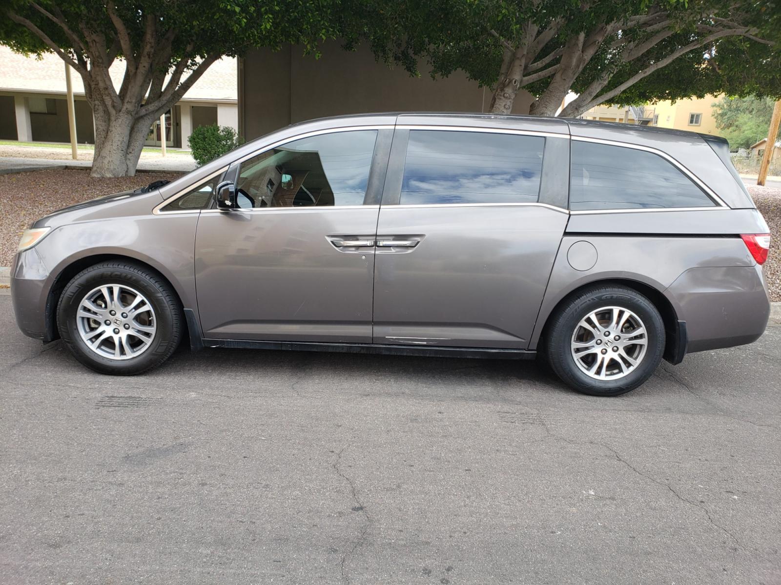 2011 /gray Honda Odyssey EX-L (5FNRL5H63BB) with an 3.5L V6 SOHC 24V engine, 5-Speed Automatic transmission, located at 323 E Dunlap Ave., Phoenix, AZ, 85020, (602) 331-9000, 33.567677, -112.069000 - 2011 Honda Odyssey EX-L,....... EXCELLENT condition, A Real Must See!!.... No accidents, Clean inside and out, Ice cold ac, Third row seating, Rear ac second and third seats, Gray interior with gray leather seats in good condition and the van is gorgeous. Stereo/cd player, satellite compatible, Blue - Photo #6