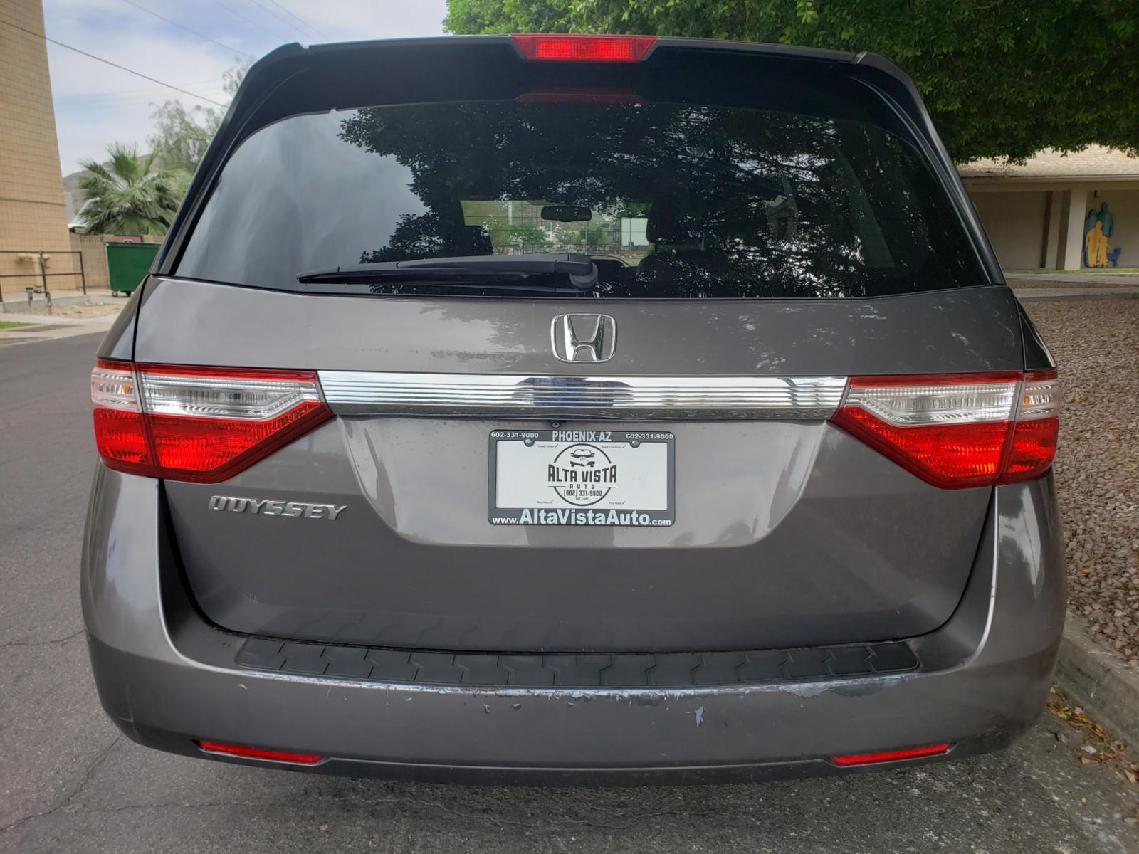 2011 /gray Honda Odyssey EX-L (5FNRL5H63BB) with an 3.5L V6 SOHC 24V engine, 5-Speed Automatic transmission, located at 323 E Dunlap Ave., Phoenix, AZ, 85020, (602) 331-9000, 33.567677, -112.069000 - 2011 Honda Odyssey EX-L,....... EXCELLENT condition, A Real Must See!!.... No accidents, Clean inside and out, Ice cold ac, Third row seating, Rear ac second and third seats, Gray interior with gray leather seats in good condition and the van is gorgeous. Stereo/cd player, satellite compatible, Blue - Photo #7