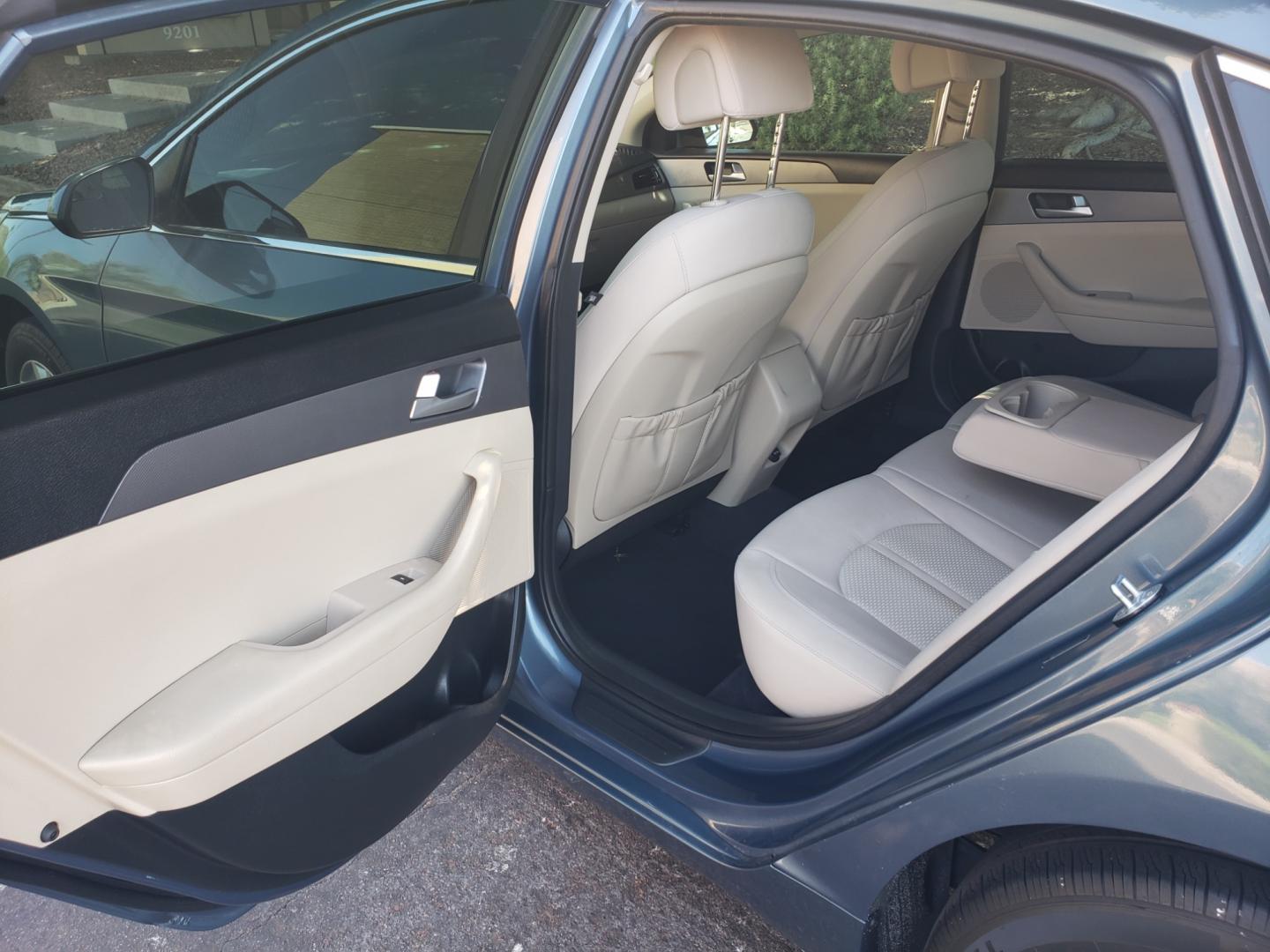 2016 /Tan and black Hyundai Sonata SE (5NPE24AF0GH) with an 2.4L L4 DOHC 16V engine, 7A transmission, located at 323 E Dunlap Ave., Phoenix, AZ, 85020, (602) 331-9000, 33.567677, -112.069000 - 2016 Hyundai Sonata SE,.....A Must See!! No accidents, ONLY 113K MILES..... Ice cold AC. The car is gorgeous inside and out. Power windows, Power door locks, Touch screen Stereo/Cd player, Phone sync, Bluetooth, Satellite compatible, Backup camera, Beautiful tan and black interior with tan cloth sea - Photo#10