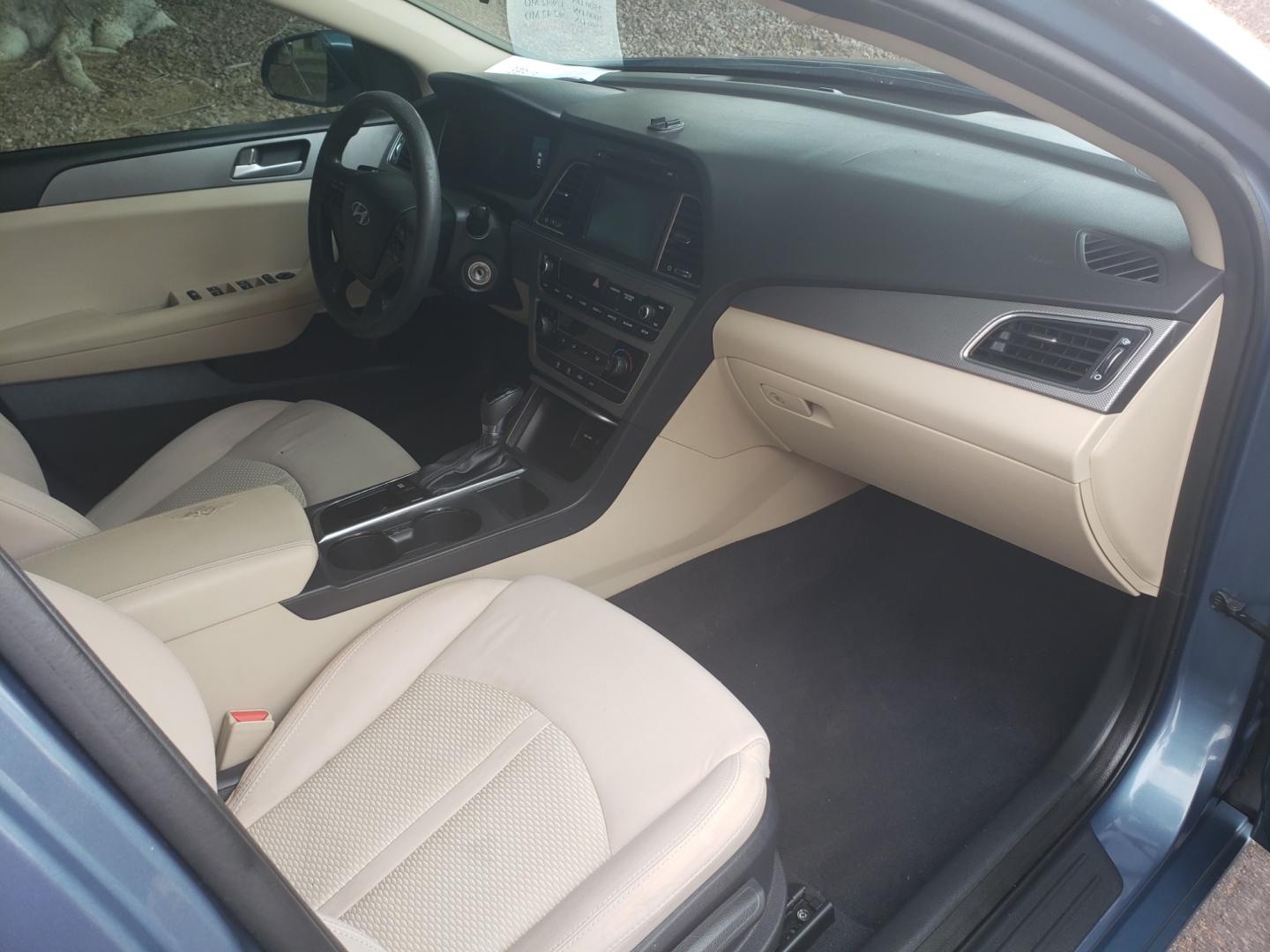 2016 /Tan and black Hyundai Sonata SE (5NPE24AF0GH) with an 2.4L L4 DOHC 16V engine, 7A transmission, located at 323 E Dunlap Ave., Phoenix, AZ, 85020, (602) 331-9000, 33.567677, -112.069000 - 2016 Hyundai Sonata SE,.....A Must See!! No accidents, ONLY 113K MILES..... Ice cold AC. The car is gorgeous inside and out. Power windows, Power door locks, Touch screen Stereo/Cd player, Phone sync, Bluetooth, Satellite compatible, Backup camera, Beautiful tan and black interior with tan cloth sea - Photo#14