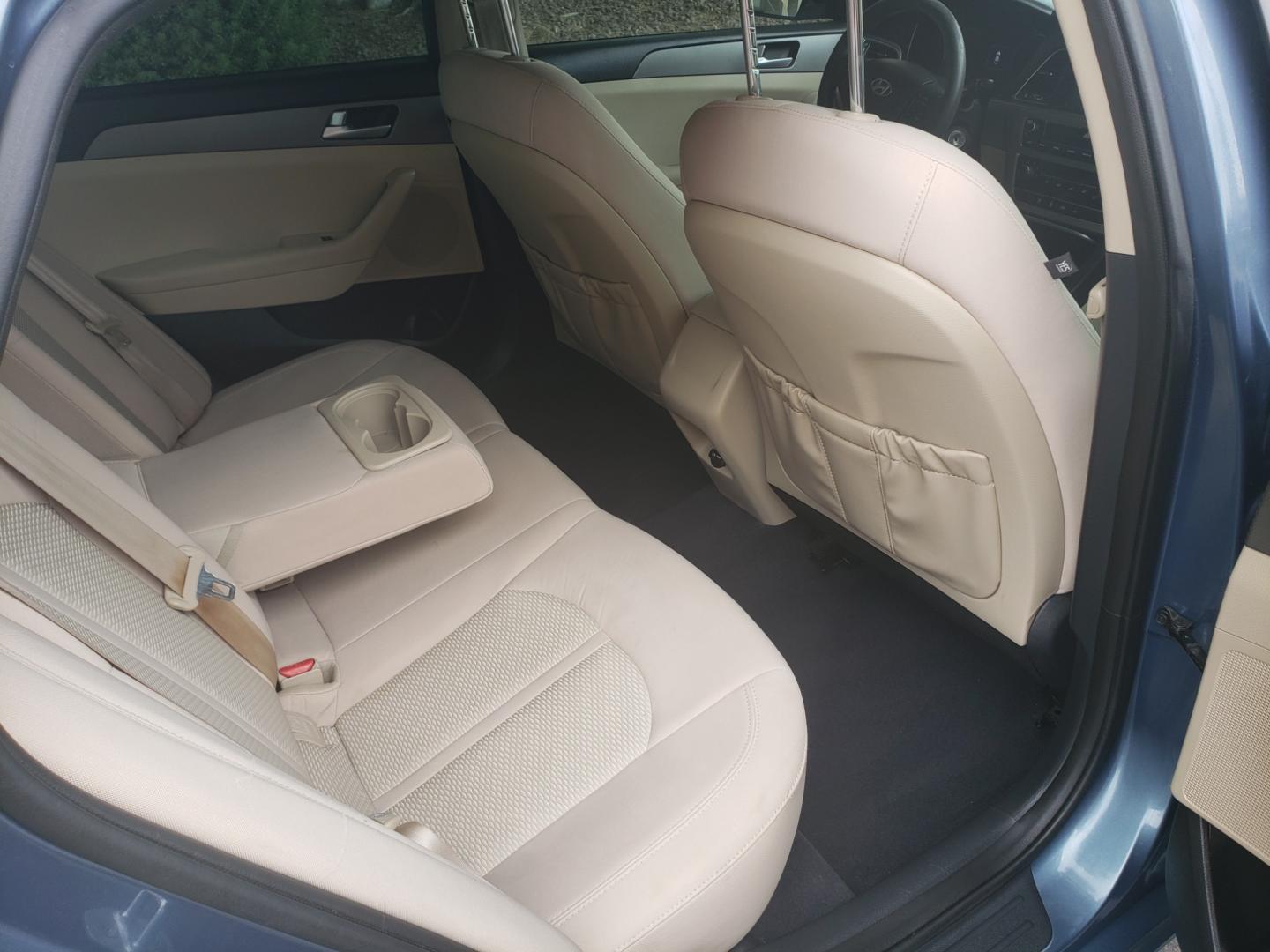 2016 /Tan and black Hyundai Sonata SE (5NPE24AF0GH) with an 2.4L L4 DOHC 16V engine, 7A transmission, located at 323 E Dunlap Ave., Phoenix, AZ, 85020, (602) 331-9000, 33.567677, -112.069000 - 2016 Hyundai Sonata SE,.....A Must See!! No accidents, ONLY 113K MILES..... Ice cold AC. The car is gorgeous inside and out. Power windows, Power door locks, Touch screen Stereo/Cd player, Phone sync, Bluetooth, Satellite compatible, Backup camera, Beautiful tan and black interior with tan cloth sea - Photo#16