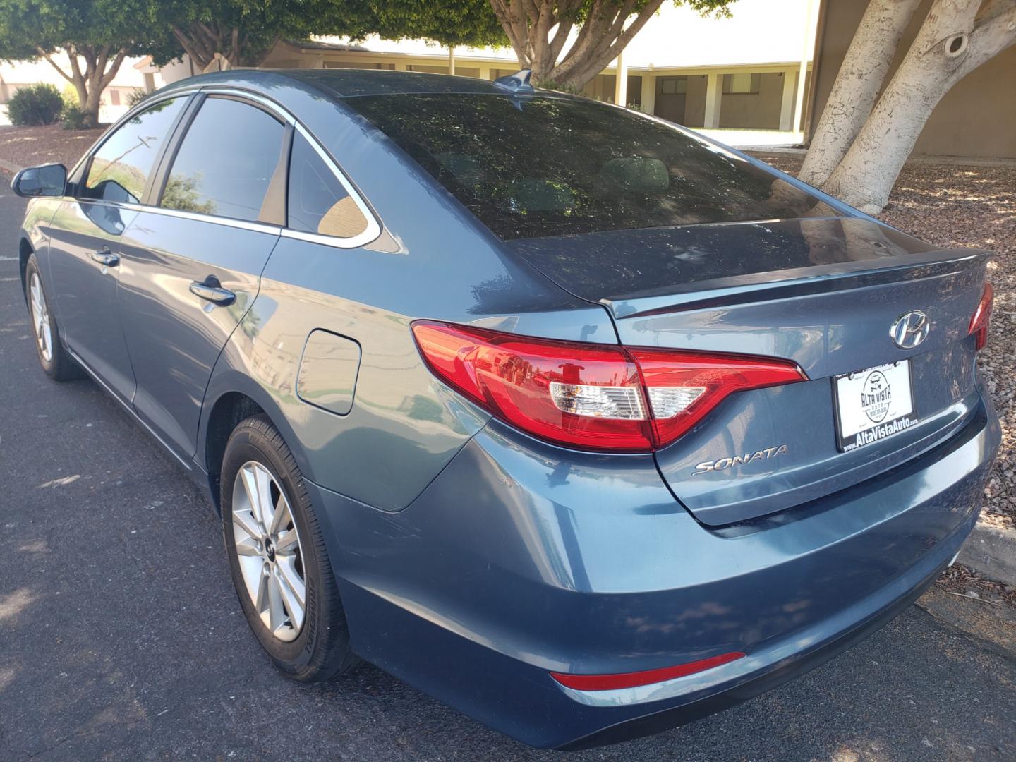 2016 /Tan and black Hyundai Sonata SE (5NPE24AF0GH) with an 2.4L L4 DOHC 16V engine, 7A transmission, located at 323 E Dunlap Ave., Phoenix, AZ, 85020, (602) 331-9000, 33.567677, -112.069000 - 2016 Hyundai Sonata SE,.....A Must See!! No accidents, ONLY 113K MILES..... Ice cold AC. The car is gorgeous inside and out. Power windows, Power door locks, Touch screen Stereo/Cd player, Phone sync, Bluetooth, Satellite compatible, Backup camera, Beautiful tan and black interior with tan cloth sea - Photo#5