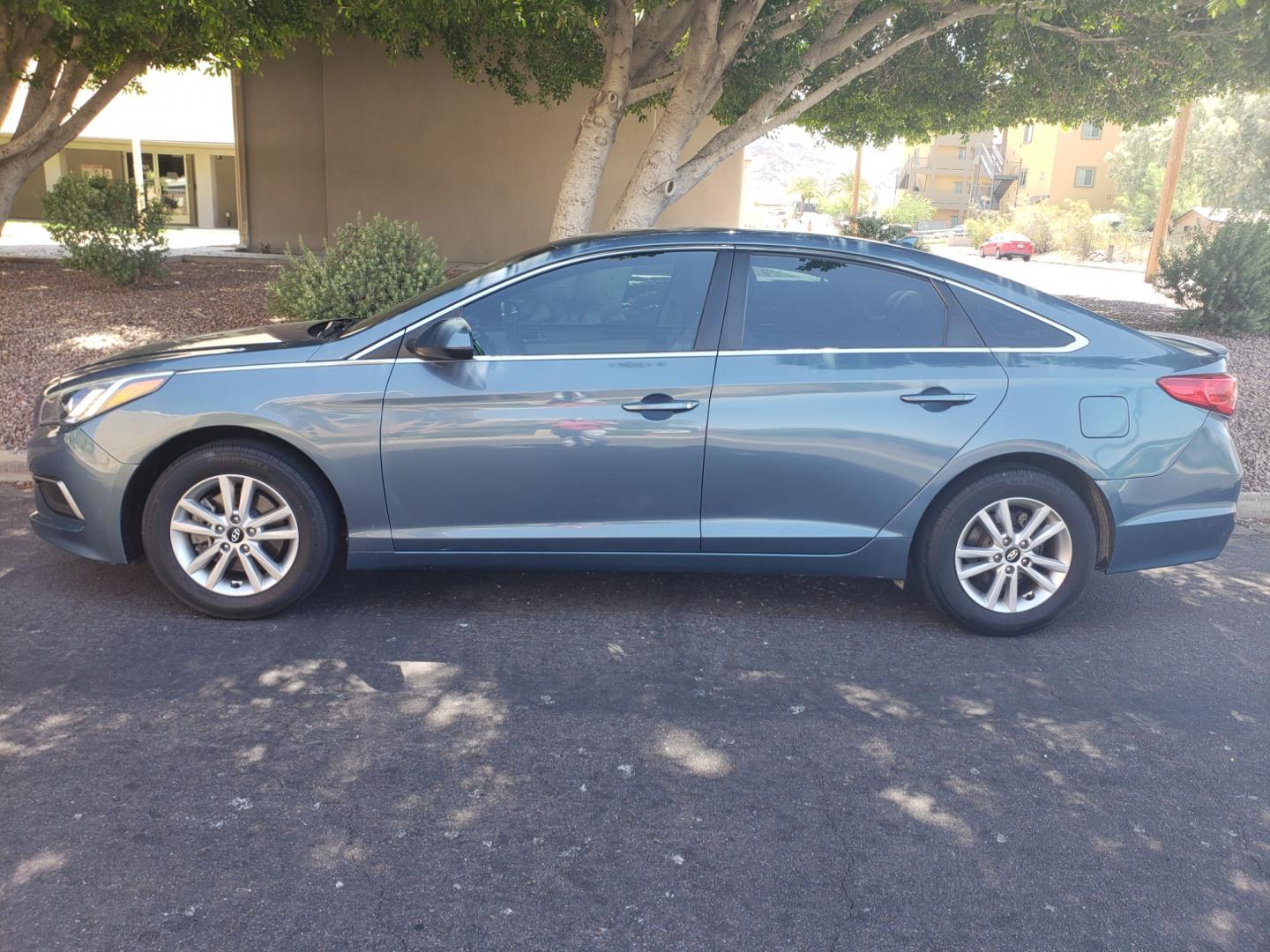 2016 /Tan and black Hyundai Sonata SE (5NPE24AF0GH) with an 2.4L L4 DOHC 16V engine, 7A transmission, located at 323 E Dunlap Ave., Phoenix, AZ, 85020, (602) 331-9000, 33.567677, -112.069000 - 2016 Hyundai Sonata SE,.....A Must See!! No accidents, ONLY 113K MILES..... Ice cold AC. The car is gorgeous inside and out. Power windows, Power door locks, Touch screen Stereo/Cd player, Phone sync, Bluetooth, Satellite compatible, Backup camera, Beautiful tan and black interior with tan cloth sea - Photo#6