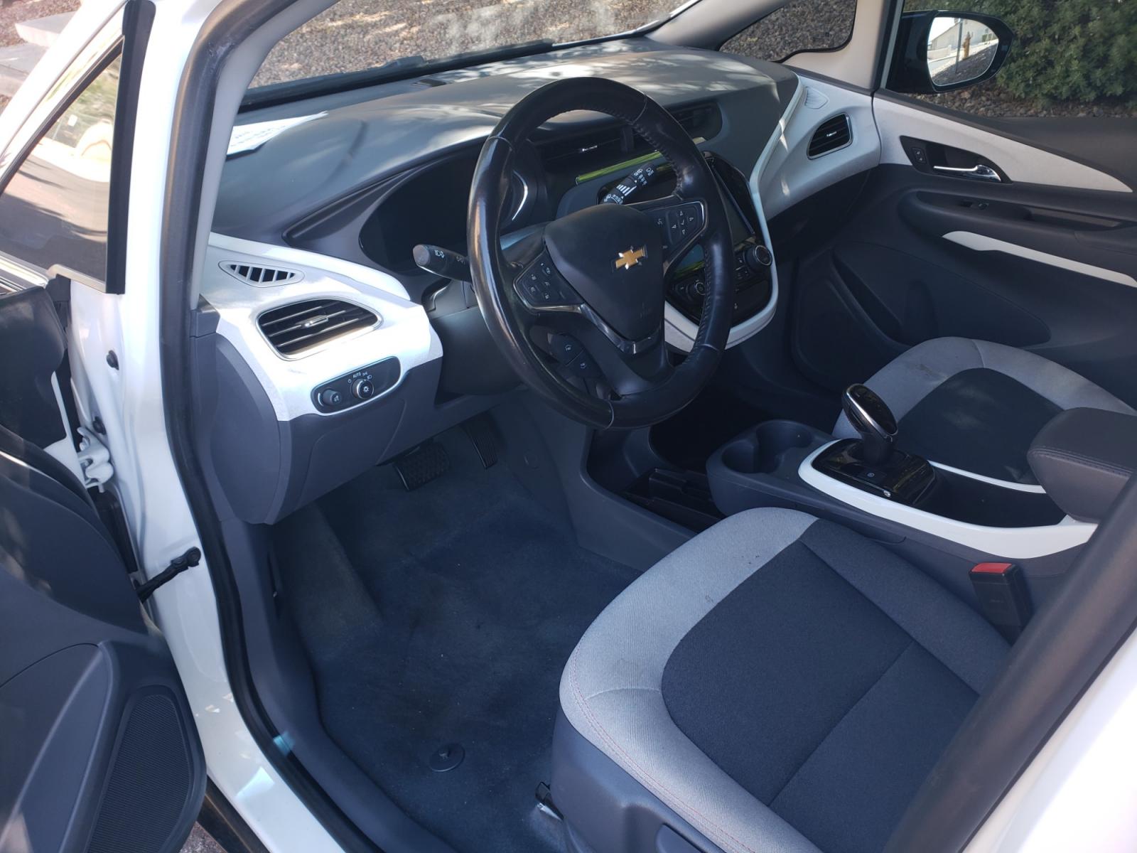 2018 WHITE /gray and black Chevrolet Bolt EV LT (1G1FW6S07J4) with an ELECTRIC engine, 1A transmission, located at 323 E Dunlap Ave., Phoenix, AZ, 85020, (602) 331-9000, 33.567677, -112.069000 - Photo #9
