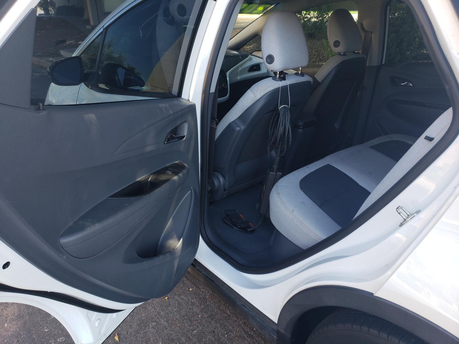 2018 WHITE /gray and black Chevrolet Bolt EV LT (1G1FW6S07J4) with an ELECTRIC engine, 1A transmission, located at 323 E Dunlap Ave., Phoenix, AZ, 85020, (602) 331-9000, 33.567677, -112.069000 - Photo #10