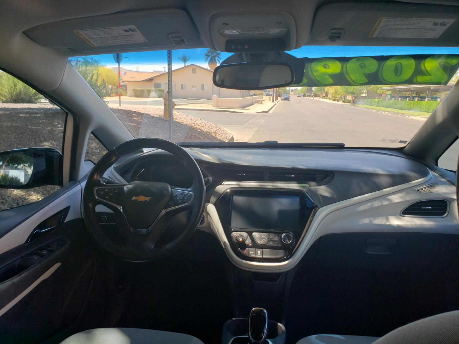 2018 WHITE /gray and black Chevrolet Bolt EV LT (1G1FW6S07J4) with an ELECTRIC engine, 1A transmission, located at 323 E Dunlap Ave., Phoenix, AZ, 85020, (602) 331-9000, 33.567677, -112.069000 - Photo #12