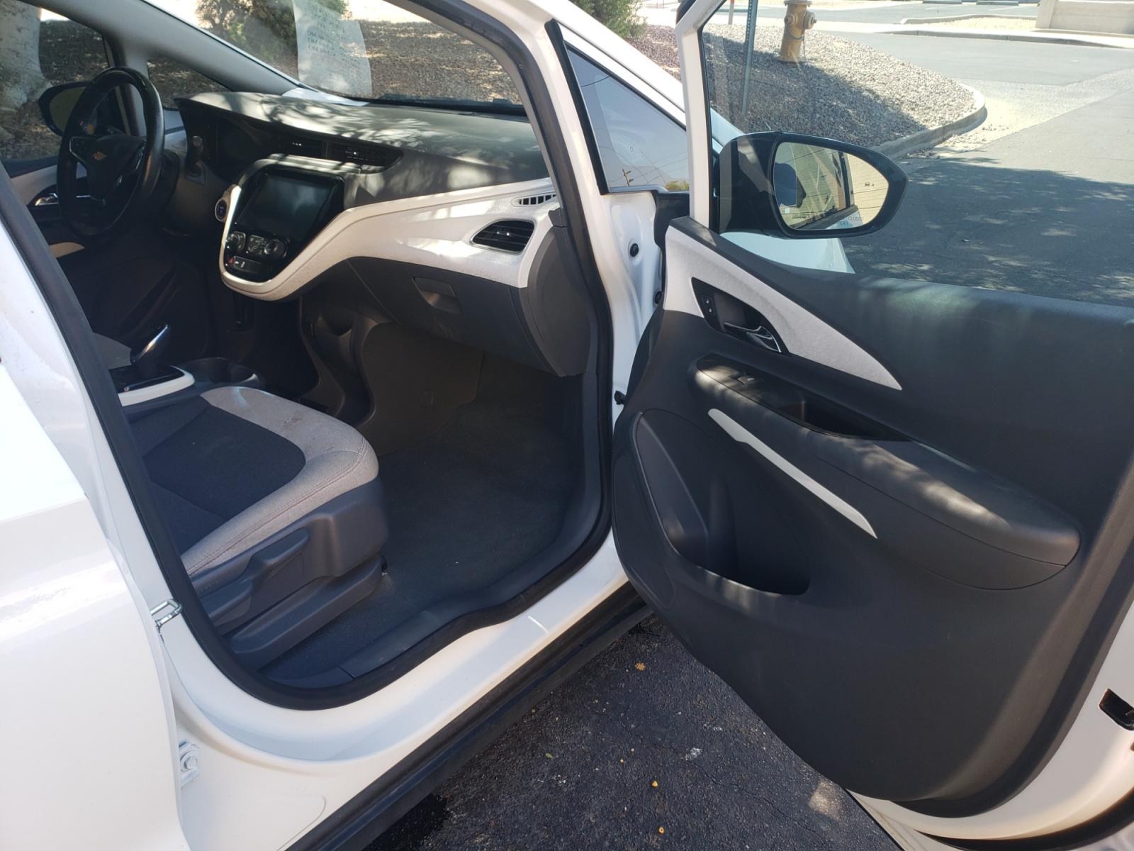 2018 WHITE /gray and black Chevrolet Bolt EV LT (1G1FW6S07J4) with an ELECTRIC engine, 1A transmission, located at 323 E Dunlap Ave., Phoenix, AZ, 85020, (602) 331-9000, 33.567677, -112.069000 - Photo #13