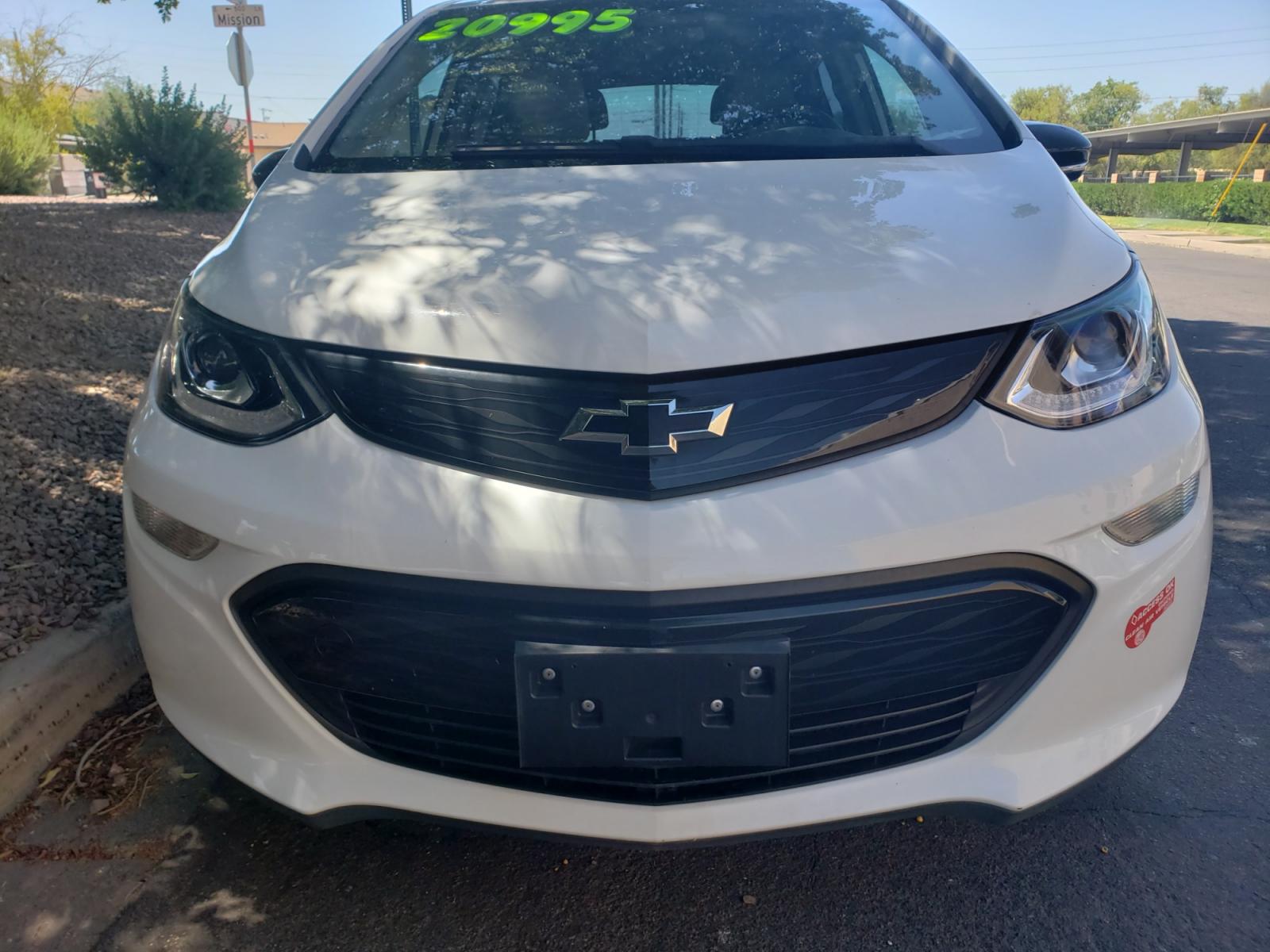 2018 WHITE /gray and black Chevrolet Bolt EV LT (1G1FW6S07J4) with an ELECTRIC engine, 1A transmission, located at 323 E Dunlap Ave., Phoenix, AZ, 85020, (602) 331-9000, 33.567677, -112.069000 - Photo #1
