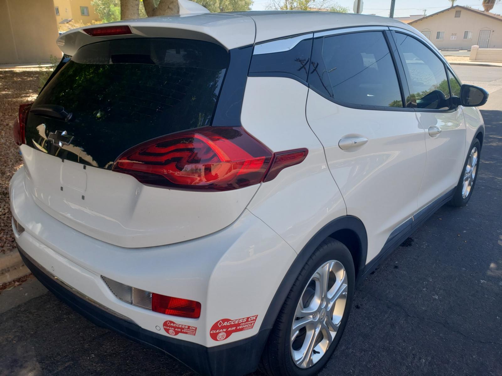 2018 WHITE /gray and black Chevrolet Bolt EV LT (1G1FW6S07J4) with an ELECTRIC engine, 1A transmission, located at 323 E Dunlap Ave., Phoenix, AZ, 85020, (602) 331-9000, 33.567677, -112.069000 - Photo #3