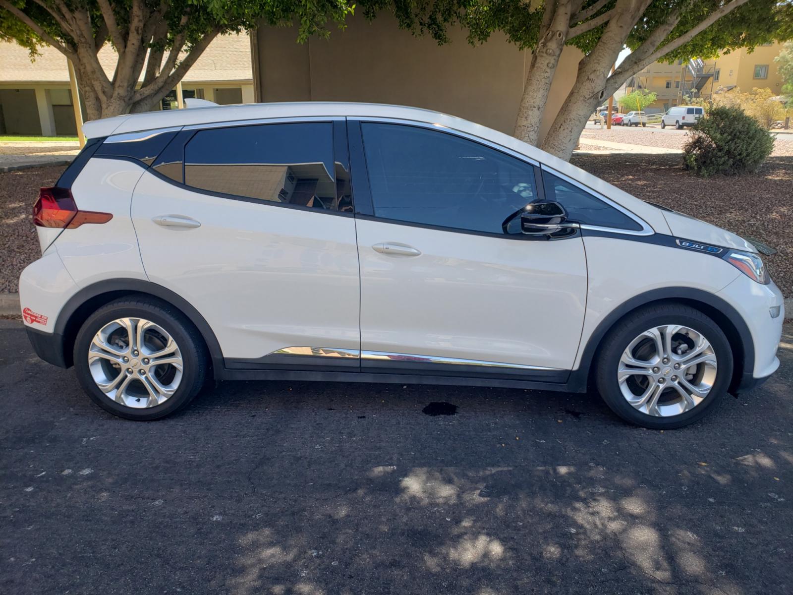 2018 WHITE /gray and black Chevrolet Bolt EV LT (1G1FW6S07J4) with an ELECTRIC engine, 1A transmission, located at 323 E Dunlap Ave., Phoenix, AZ, 85020, (602) 331-9000, 33.567677, -112.069000 - Photo #4