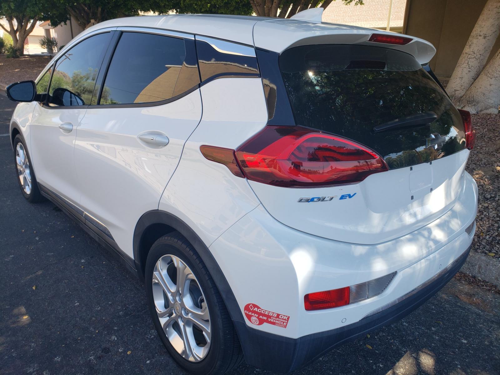 2018 WHITE /gray and black Chevrolet Bolt EV LT (1G1FW6S07J4) with an ELECTRIC engine, 1A transmission, located at 323 E Dunlap Ave., Phoenix, AZ, 85020, (602) 331-9000, 33.567677, -112.069000 - Photo #5
