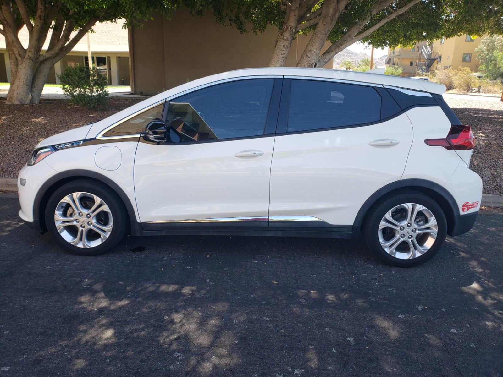 2018 WHITE /gray and black Chevrolet Bolt EV LT (1G1FW6S07J4) with an ELECTRIC engine, 1A transmission, located at 323 E Dunlap Ave., Phoenix, AZ, 85020, (602) 331-9000, 33.567677, -112.069000 - Photo #6