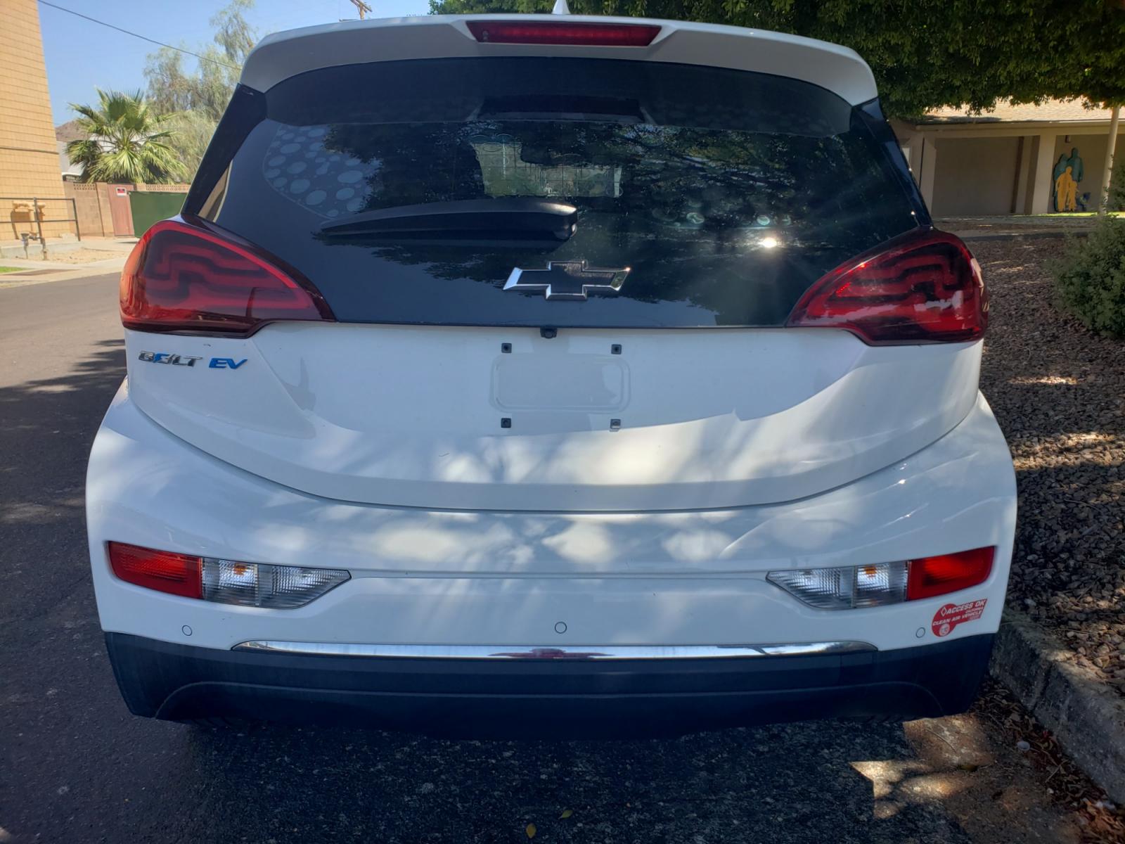 2018 WHITE /gray and black Chevrolet Bolt EV LT (1G1FW6S07J4) with an ELECTRIC engine, 1A transmission, located at 323 E Dunlap Ave., Phoenix, AZ, 85020, (602) 331-9000, 33.567677, -112.069000 - Photo #7