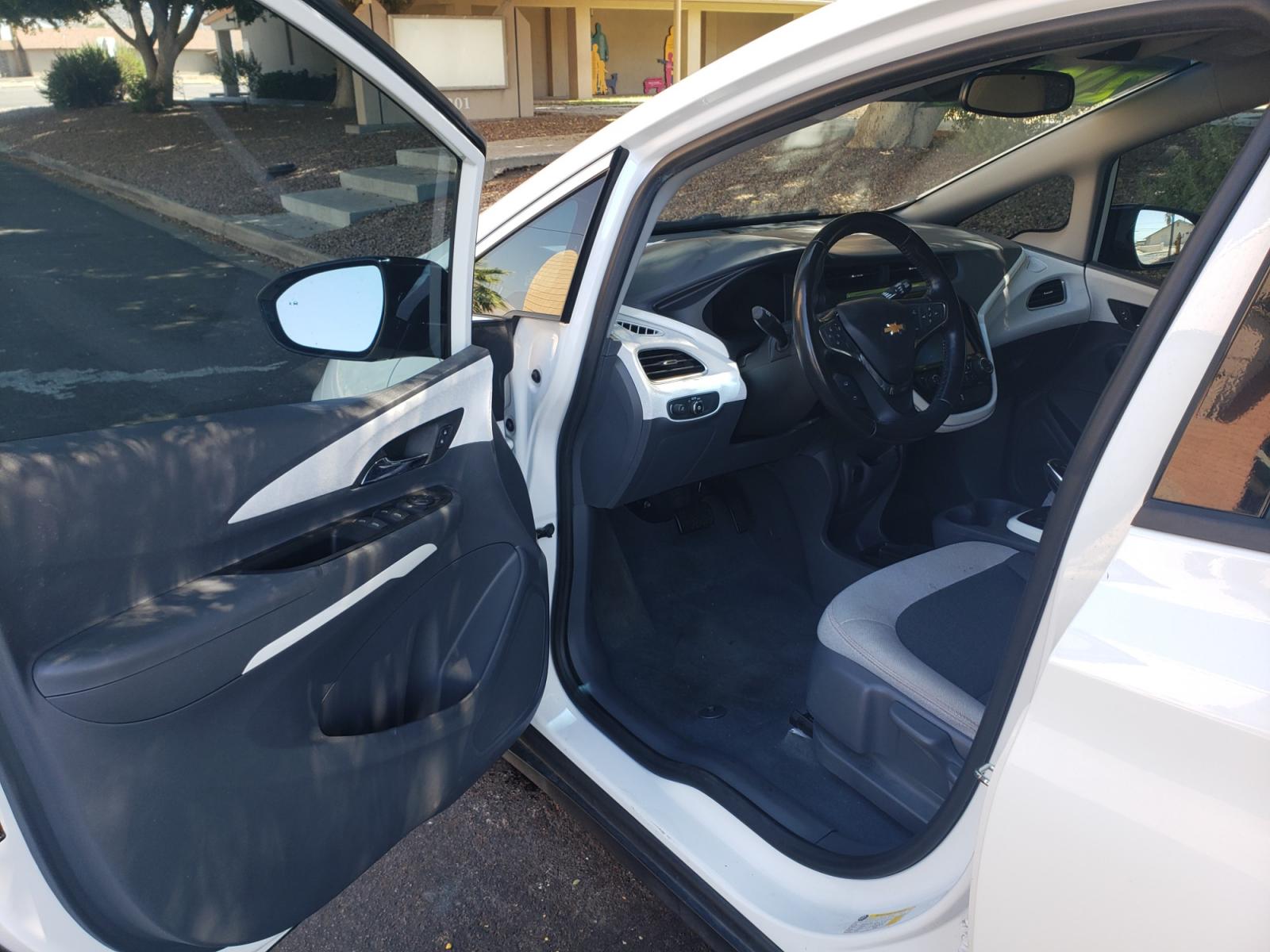2018 WHITE /gray and black Chevrolet Bolt EV LT (1G1FW6S07J4) with an ELECTRIC engine, 1A transmission, located at 323 E Dunlap Ave., Phoenix, AZ, 85020, (602) 331-9000, 33.567677, -112.069000 - Photo #8