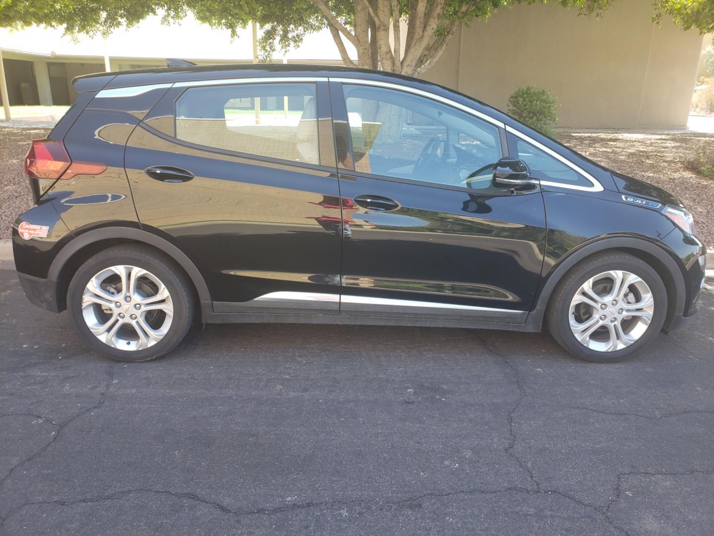2018 /gray and black Chevrolet Bolt EV LT (1G1FW6S02J4) with an ELECTRIC engine, 1A transmission, located at 323 E Dunlap Ave., Phoenix, AZ, 85020, (602) 331-9000, 33.567677, -112.069000 - 2018 Chevrolet Bolt LT,.......A Must See!! ONLY 49K MILES!!!.... No accidents, Ice cold AC. The car is gorgeous inside and out. Power windows, Power door locks, Touch screen Stereo, Phone sync, Bluetooth, Satellite compatible, Backup camera, Beautiful gray and black interior with gray cloth seats in - Photo#4
